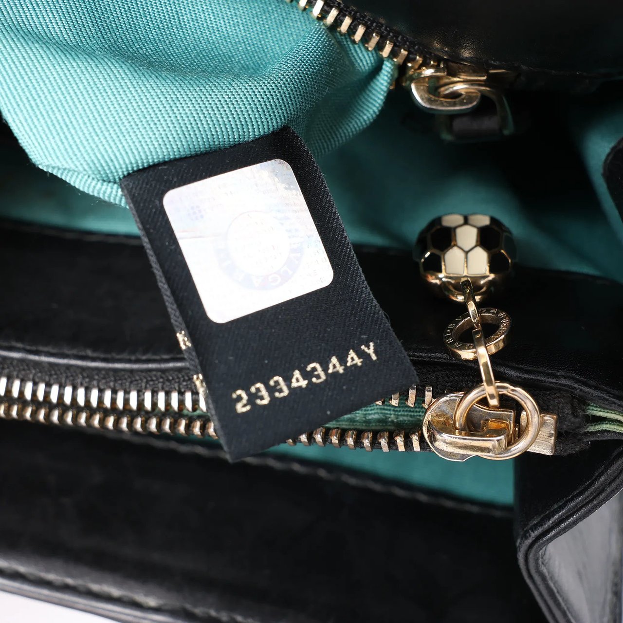 BVLGARI Serpenti Leather Chain Crossbody Bag in Black Grijs