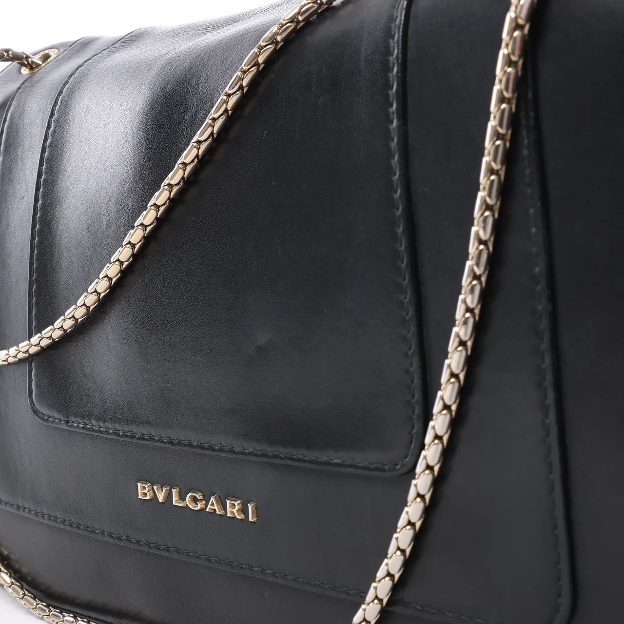 BVLGARI Serpenti Leather Chain Crossbody Bag in Black Grijs