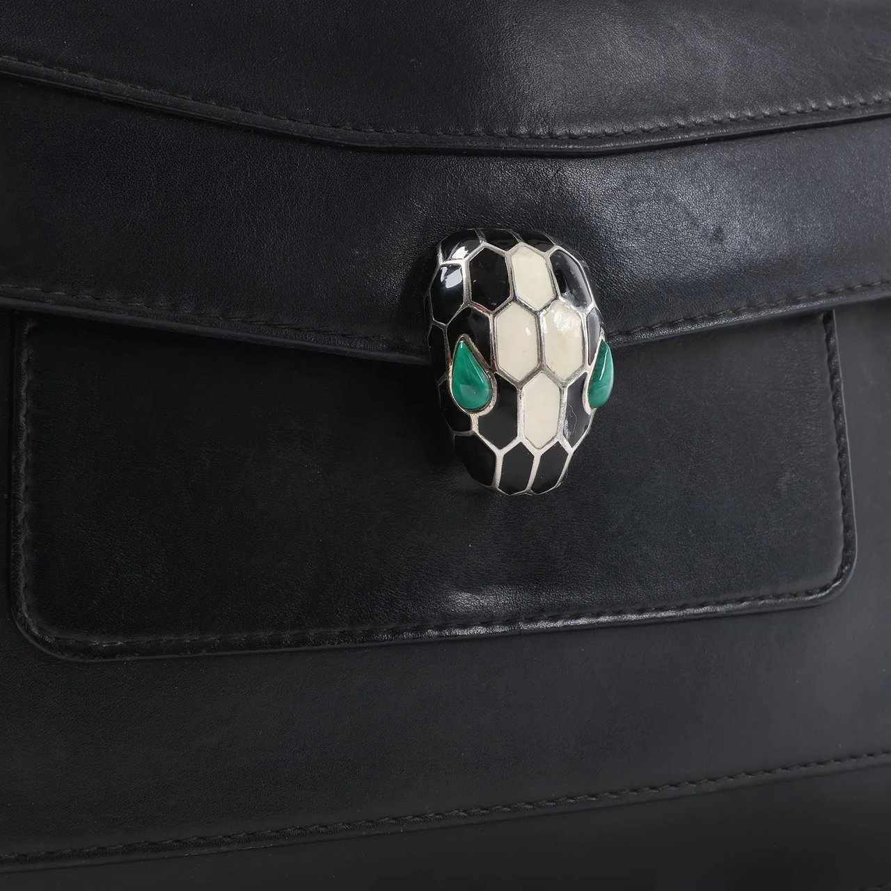 BVLGARI Serpenti Leather Chain Crossbody Bag in Black Grijs