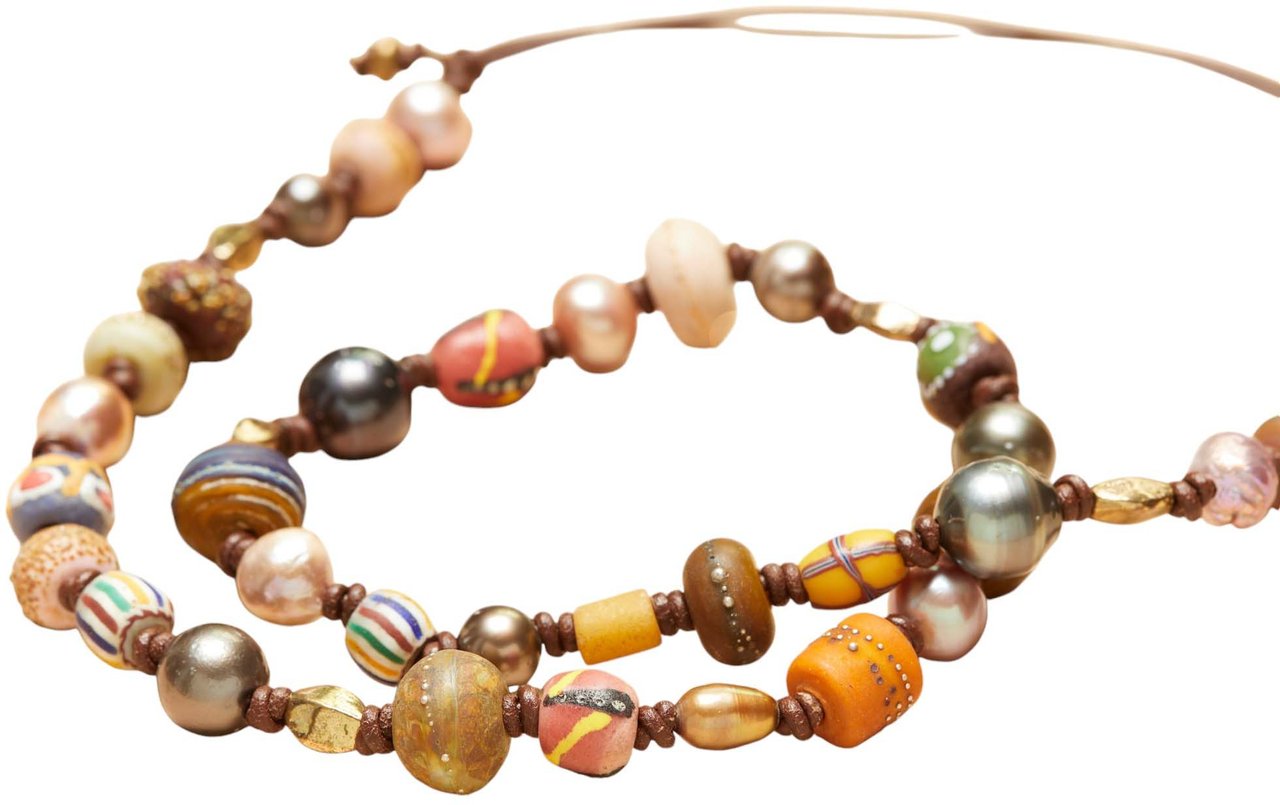 Catherine Michiels Collier Keniata perles de Tahiti. mer du sud. verre africaines. chaman SS2338 Catherine Michiels Divers