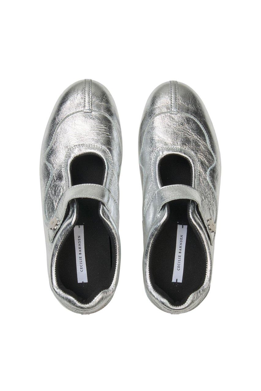 Cecilie Bahnsen Textured Silver Leather Mary Jane Sneakers with Velcro Closure Zilver