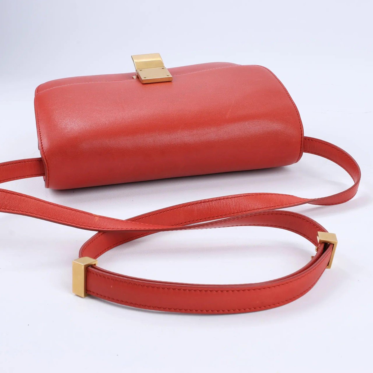 Celine CELINE Classic Box Medium Leather Shoulder Bag in Red Rood