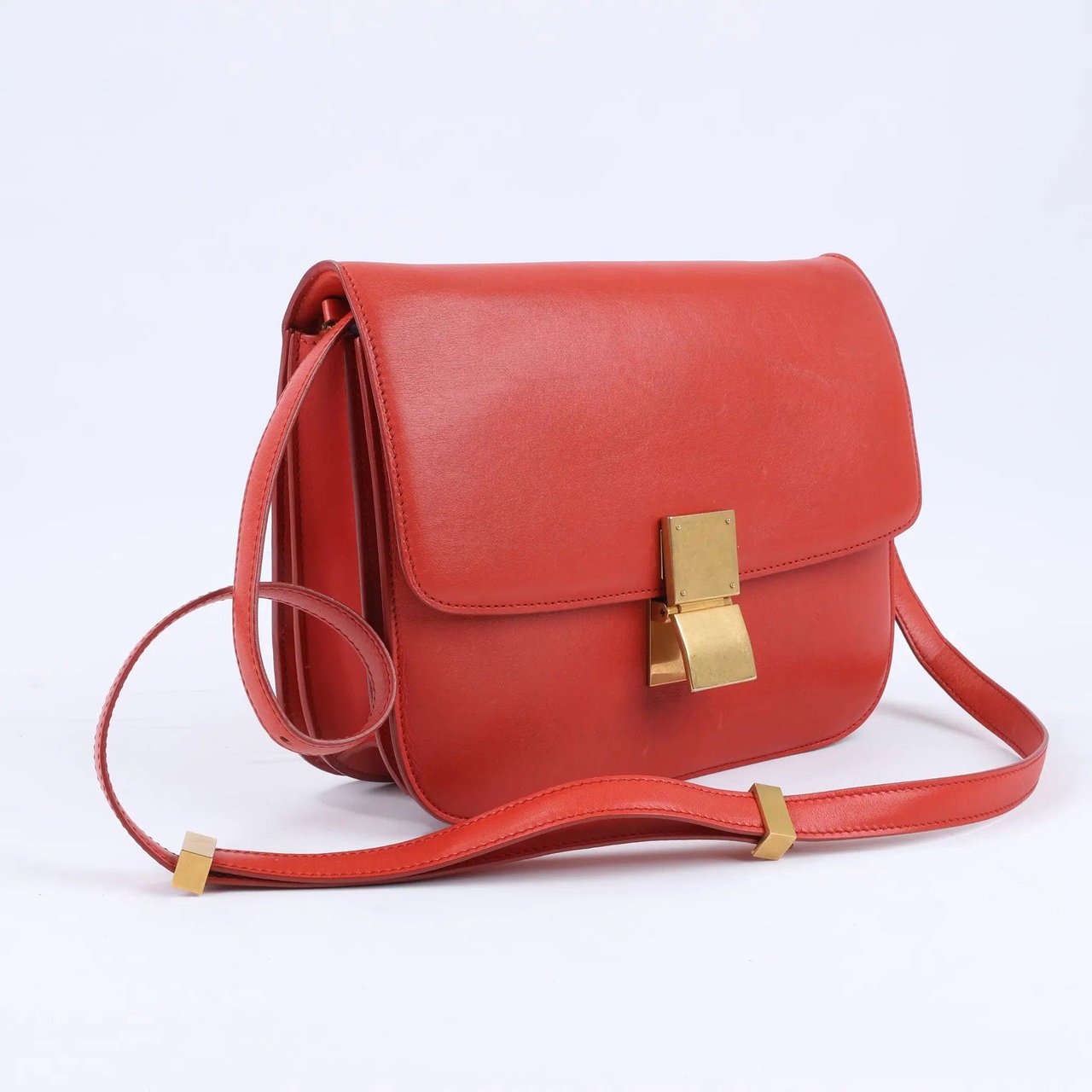 Celine CELINE Classic Box Medium Leather Shoulder Bag in Red Rood