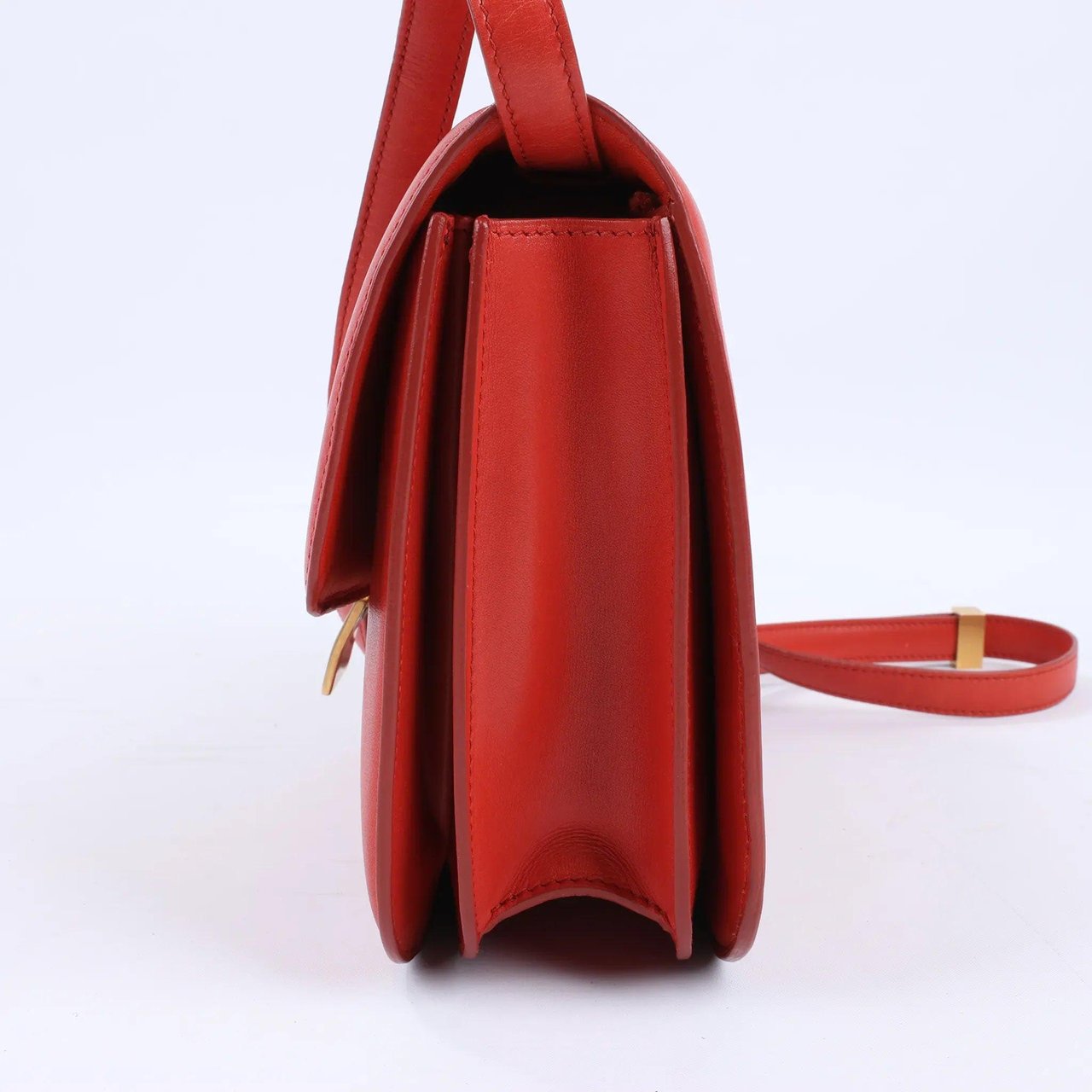 Celine CELINE Classic Box Medium Leather Shoulder Bag in Red Rood