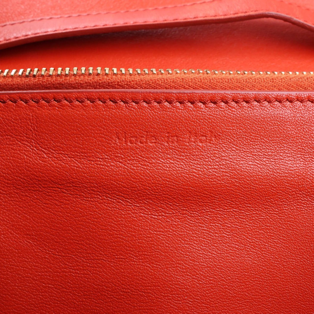 Celine CELINE Classic Box Medium Leather Shoulder Bag in Red Rood
