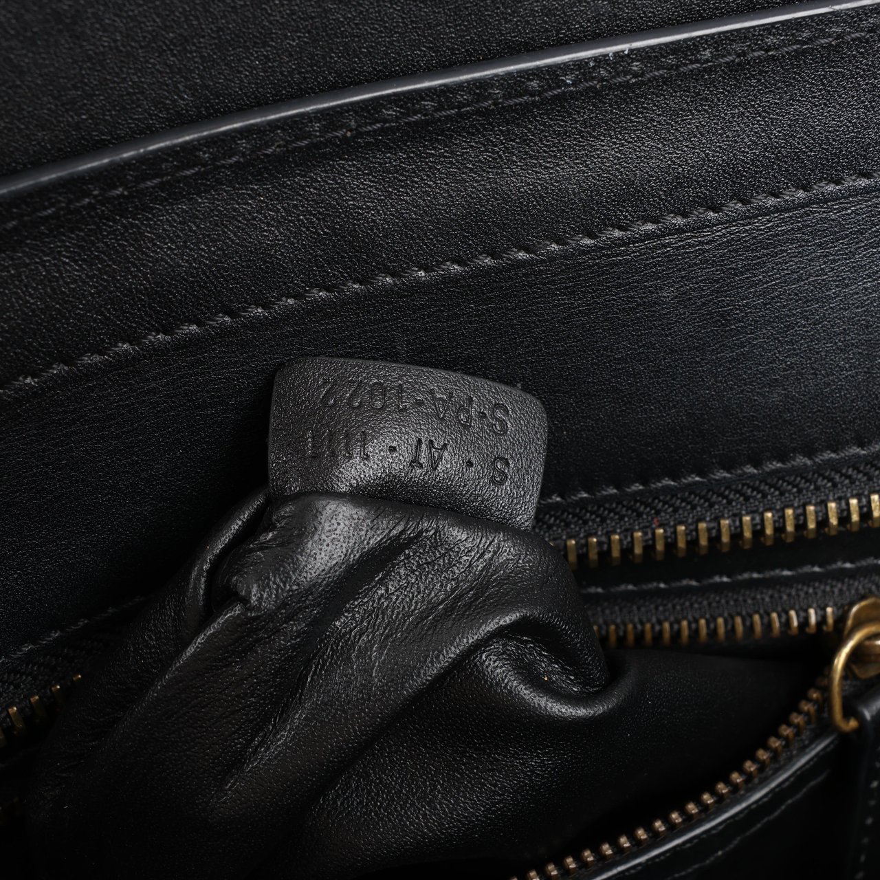 Celine CELINE Luggage Micro Leather Handbag in Black Zwart