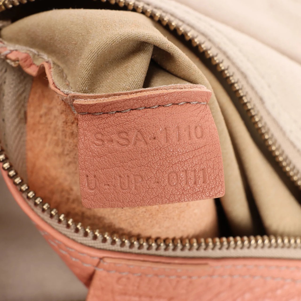 Celine CELINE Luggage Micro Leather Handbag in Pink Roze