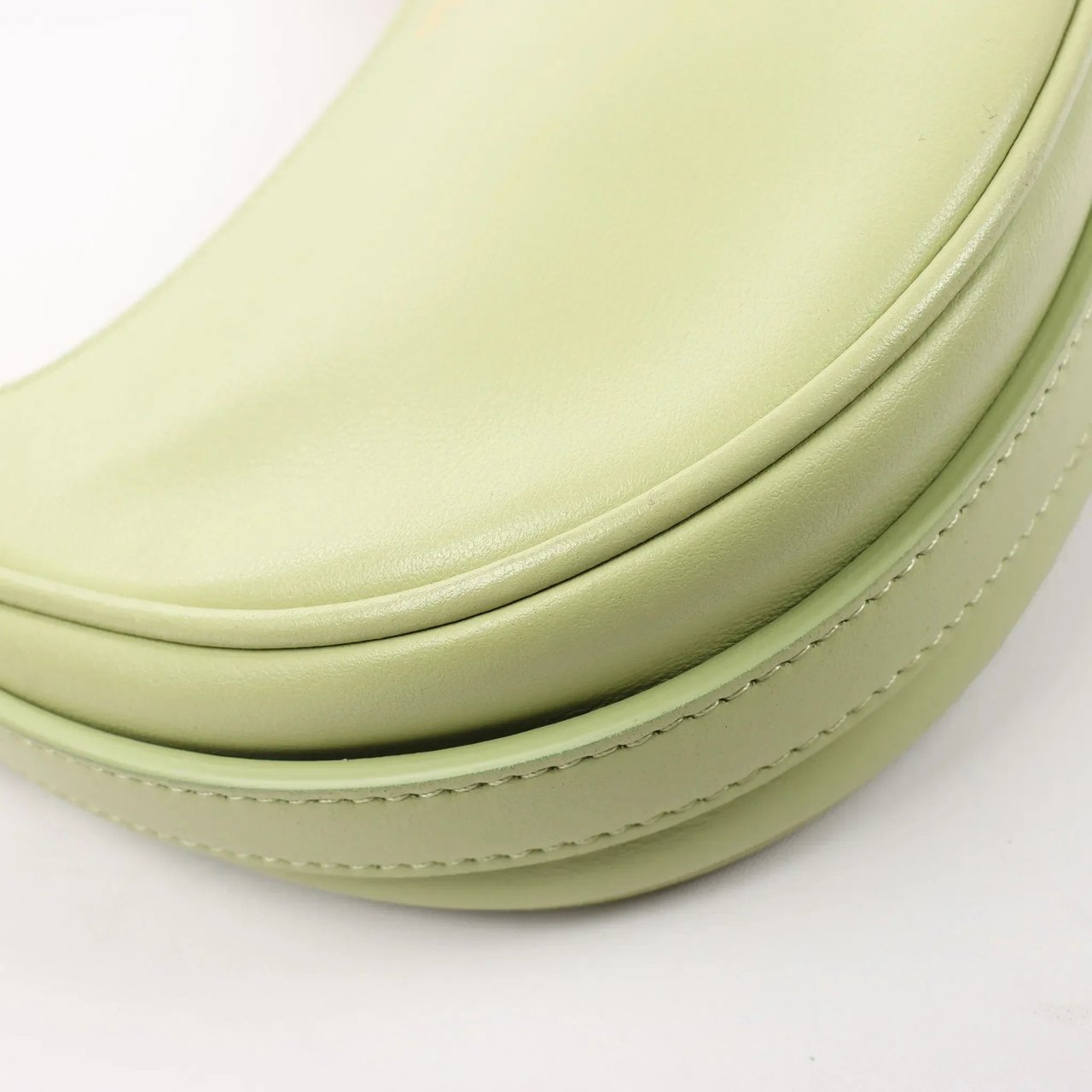 Celine CELINE Ava Leather Shoulder Bag in Green Groen