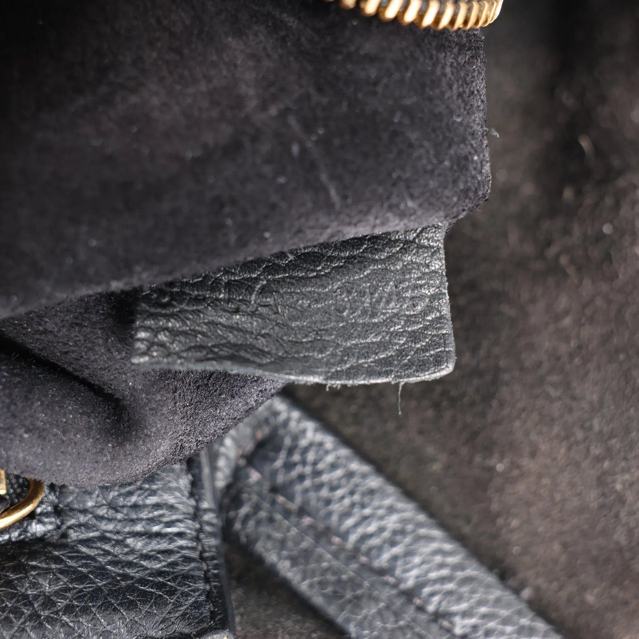 Celine Celine Cabas Phantom Medium Leather Shoulder Bag in Black Zwart