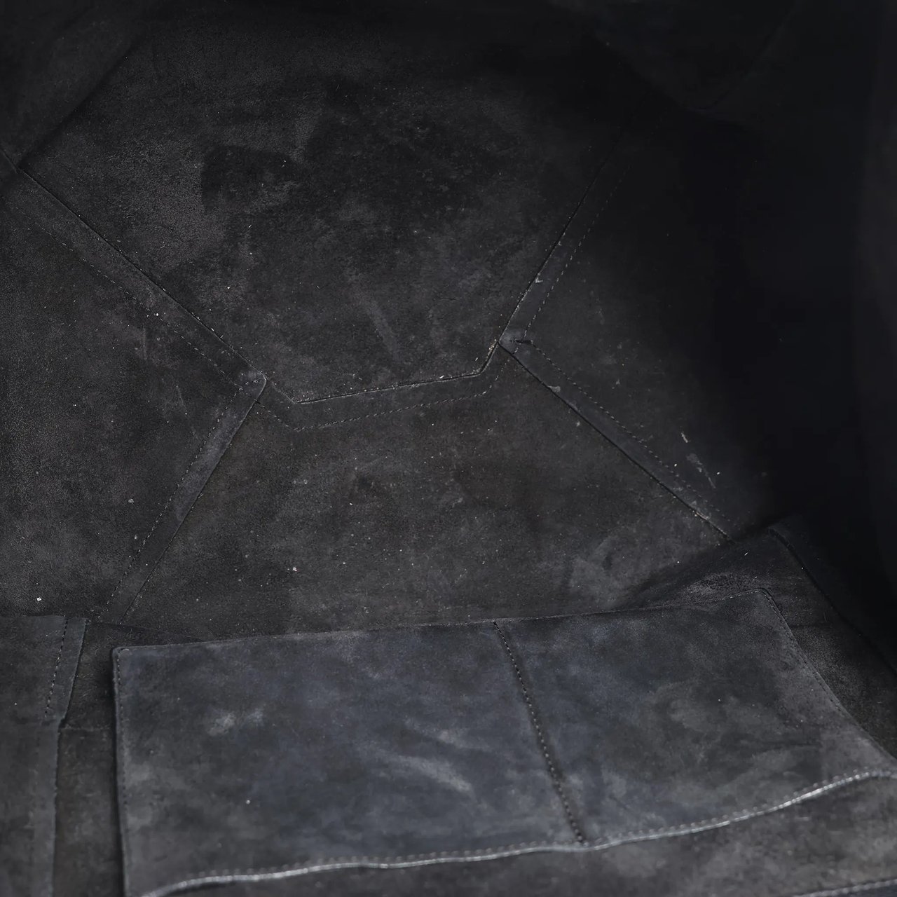 Celine Celine Cabas Phantom Medium Leather Shoulder Bag in Black Zwart