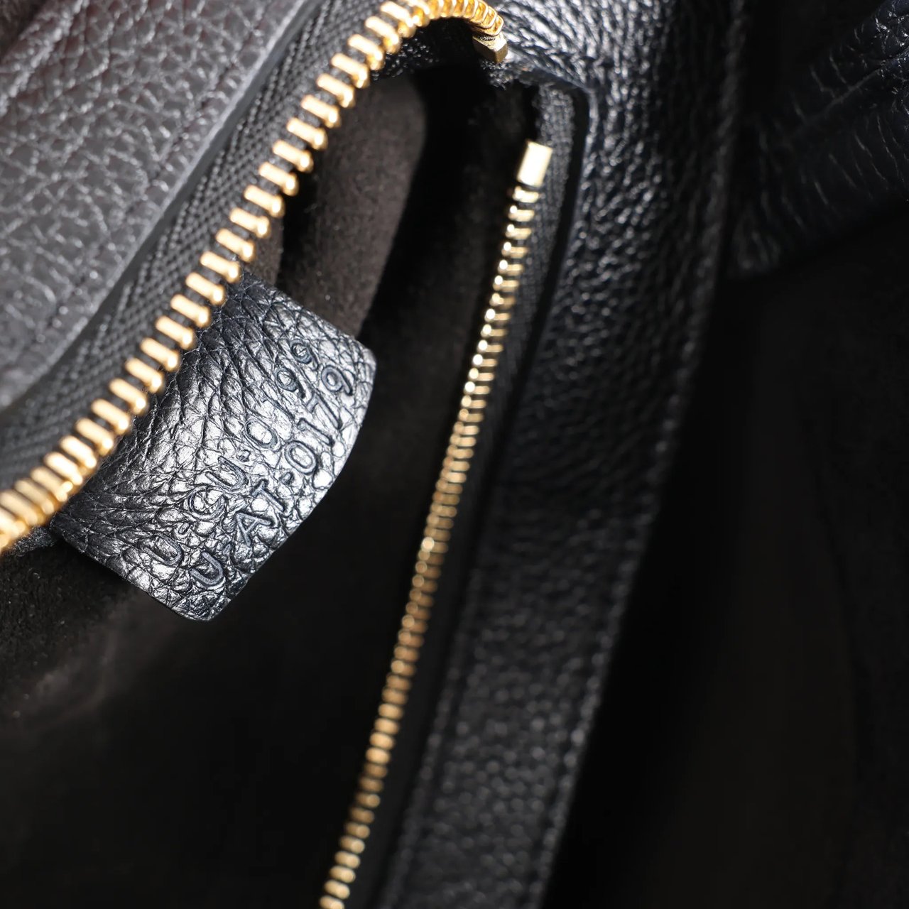 Celine Celine Cabas Phantom Small Leather Shoulder Bag in Black Zwart