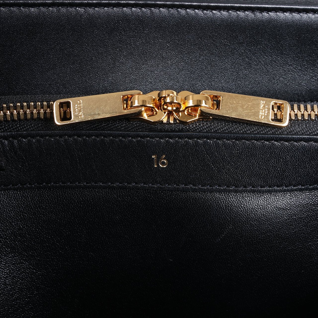 Celine Celine Sac 16 Smooth Leather Medium 2Way Handbag in Black Zwart