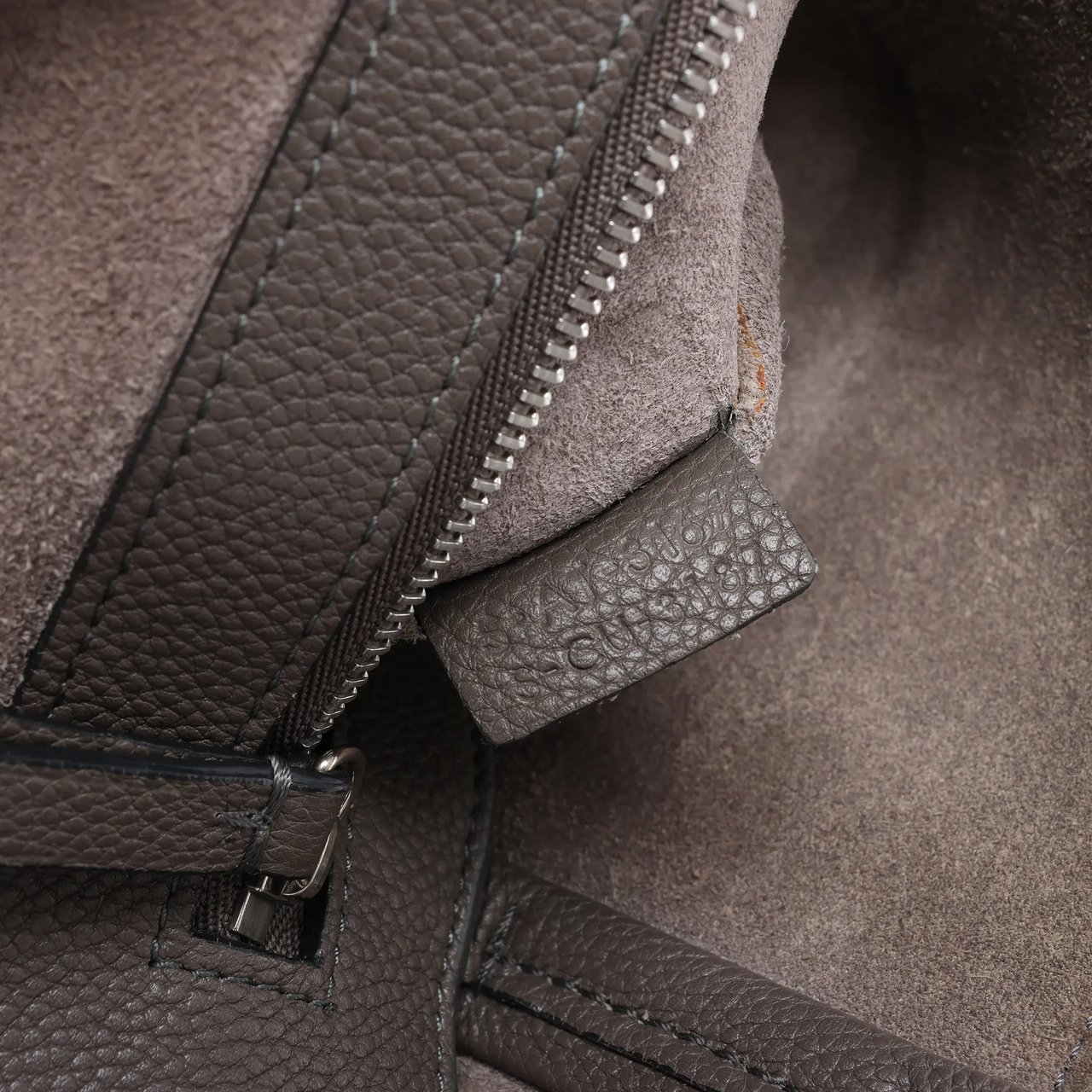 Celine Celine Cabas Phantom Medium Leather Shoulder Bag in Gray Grijs