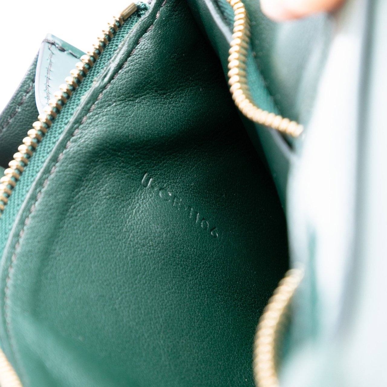 Celine Medium Patent Classic Box Groen
