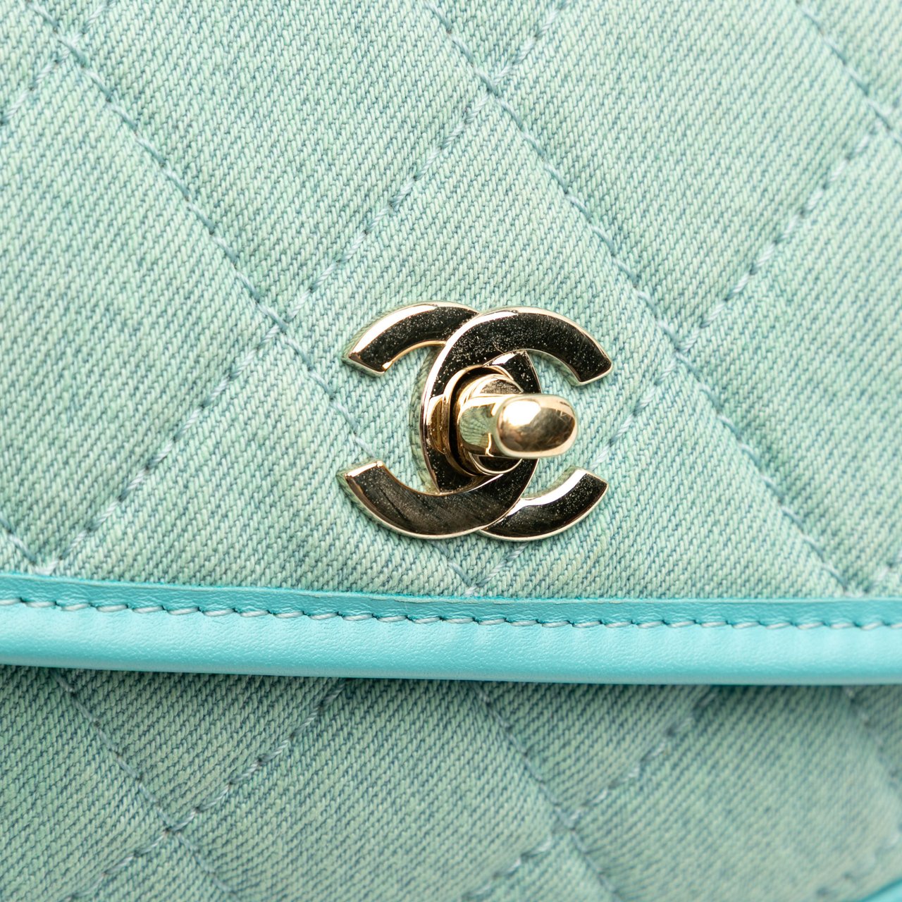 Chanel Mini CC Quilted Denim Messenger Flap Blauw