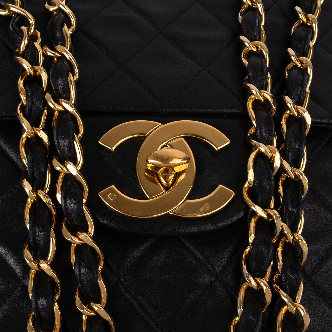 Chanel Chanel Quilted Lambskin 24K Gold Maxi Single Flap Crossbody Bag Zwart