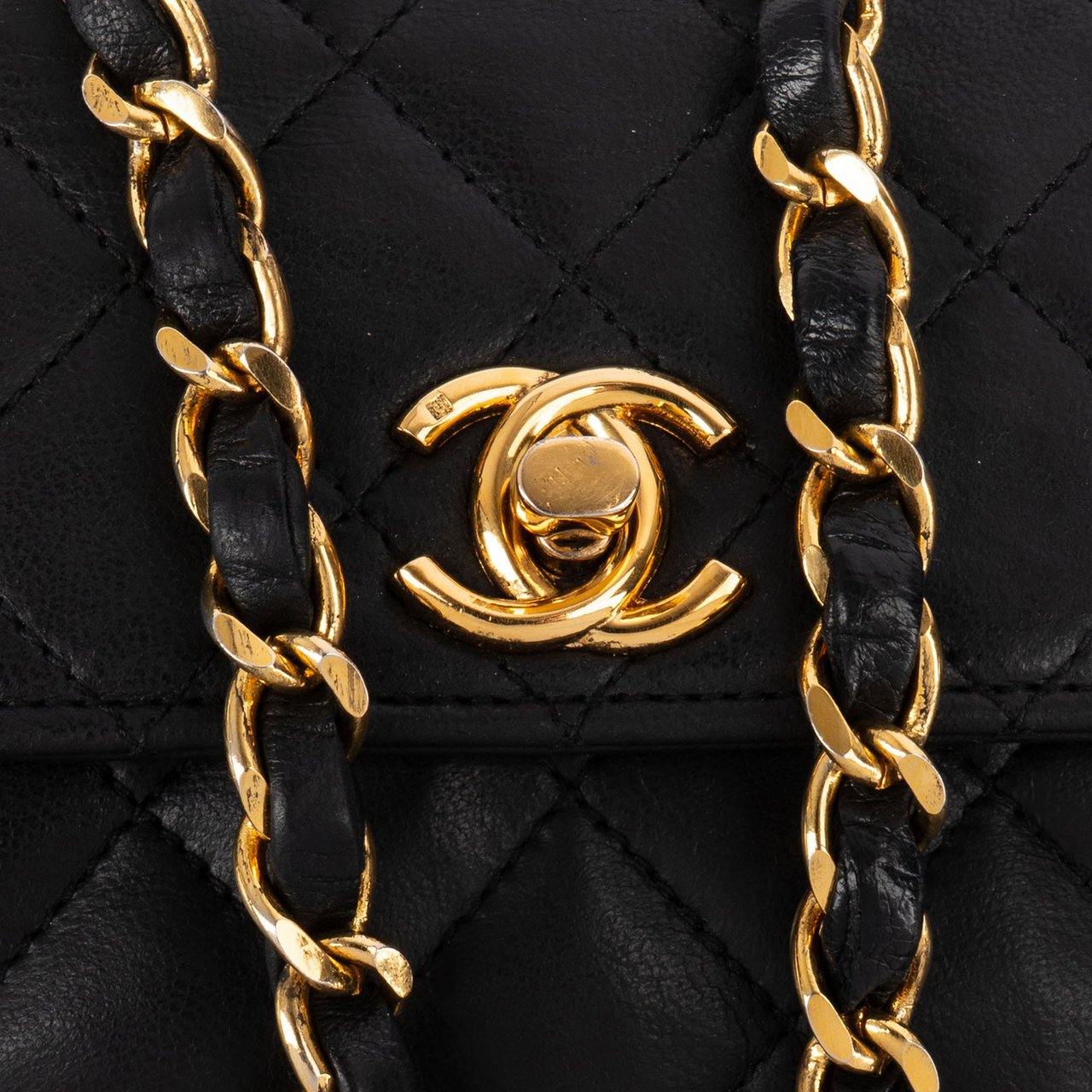 Chanel Chanel Quilted Lambskin 24K Gold Single Flap Crossbody Bag Zwart