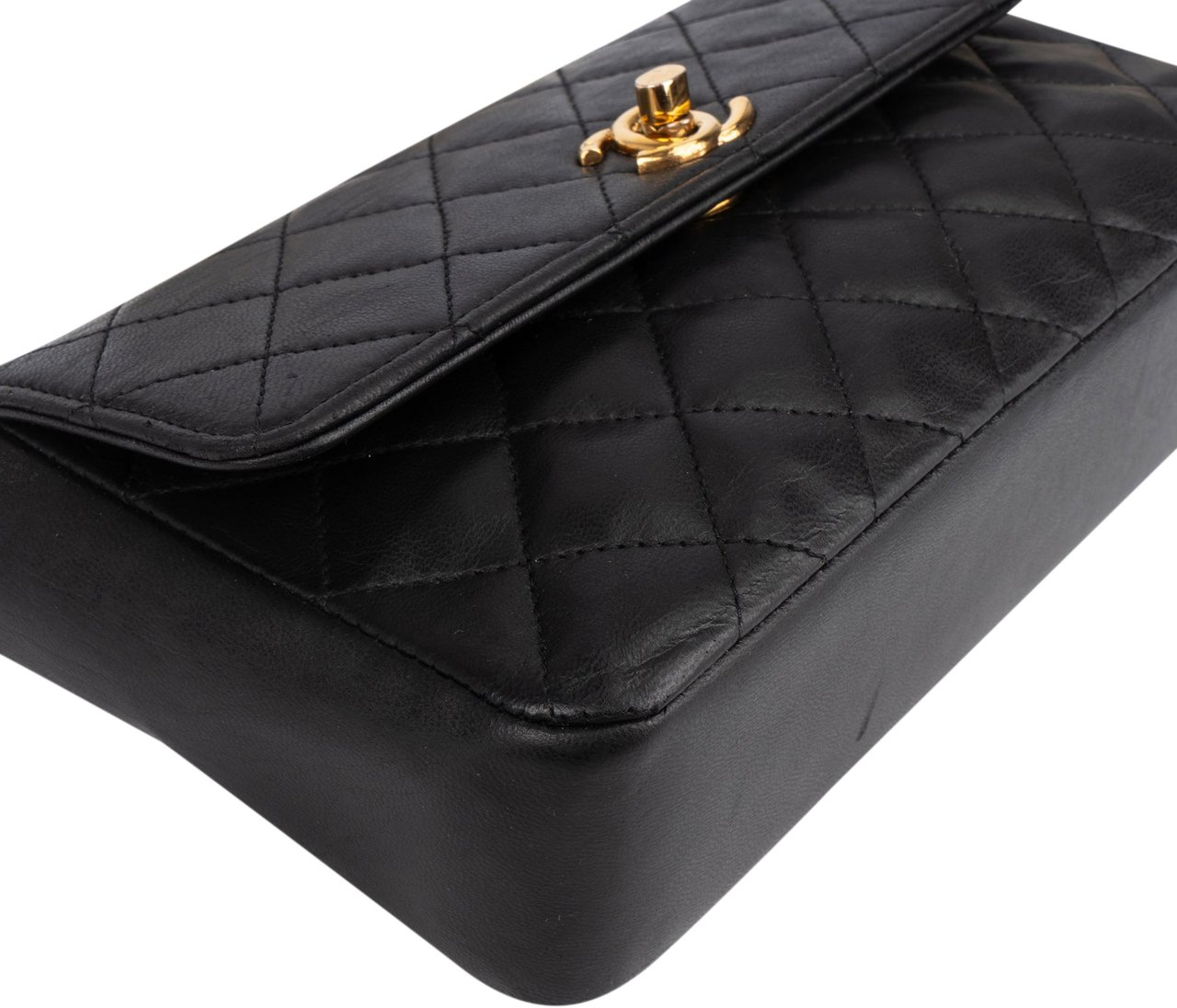 Chanel Chanel Quilted Lambskin 24K Gold Single Flap Crossbody Bag Zwart