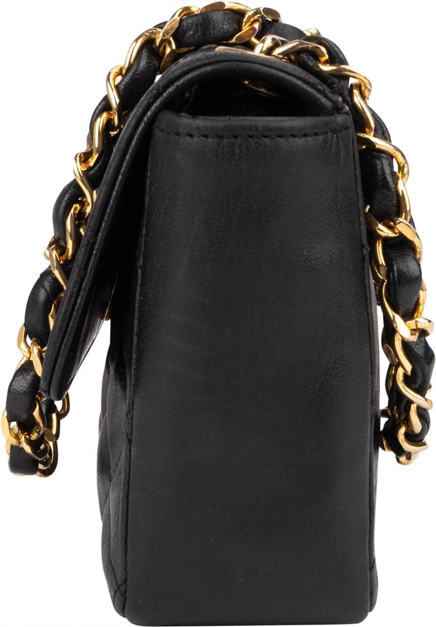 Chanel Chanel Quilted Lambskin 24K Gold Single Flap Crossbody Bag Zwart