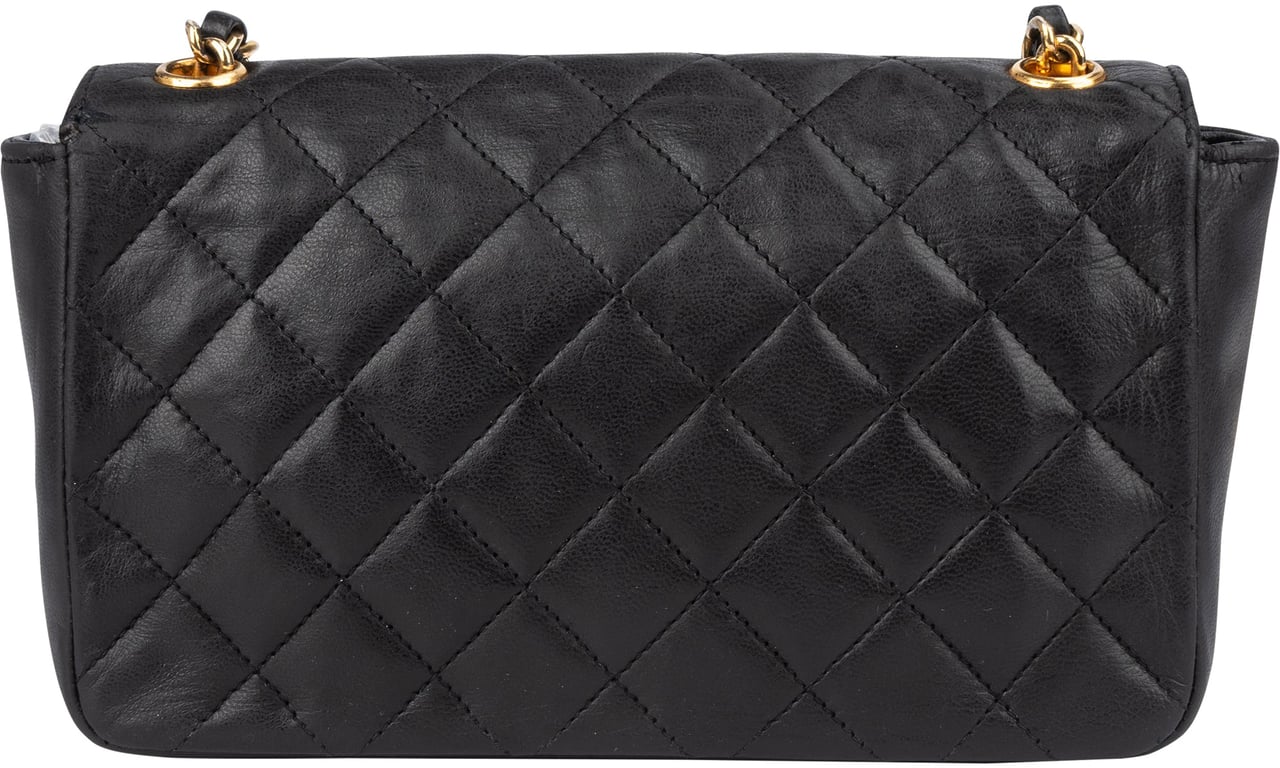 Chanel Chanel Quilted Lambskin 24K Gold Single Flap Crossbody Bag Zwart