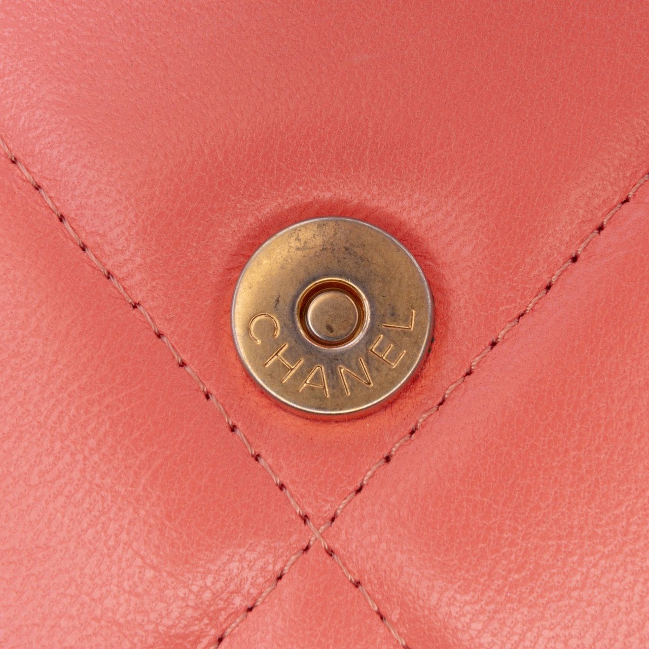 Chanel Quilted Lambskin 19 Wallet on Chain Roze