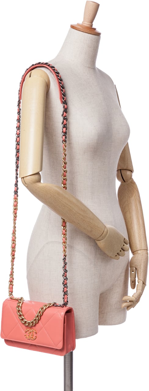 Chanel Quilted Lambskin 19 Wallet on Chain Roze