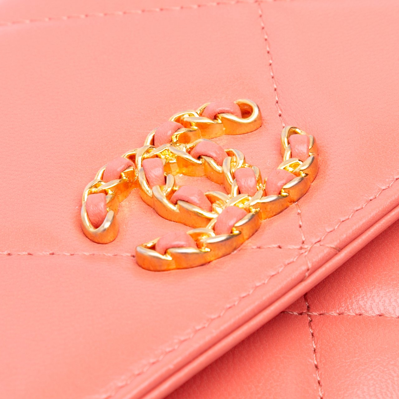 Chanel Quilted Lambskin 19 Wallet on Chain Roze