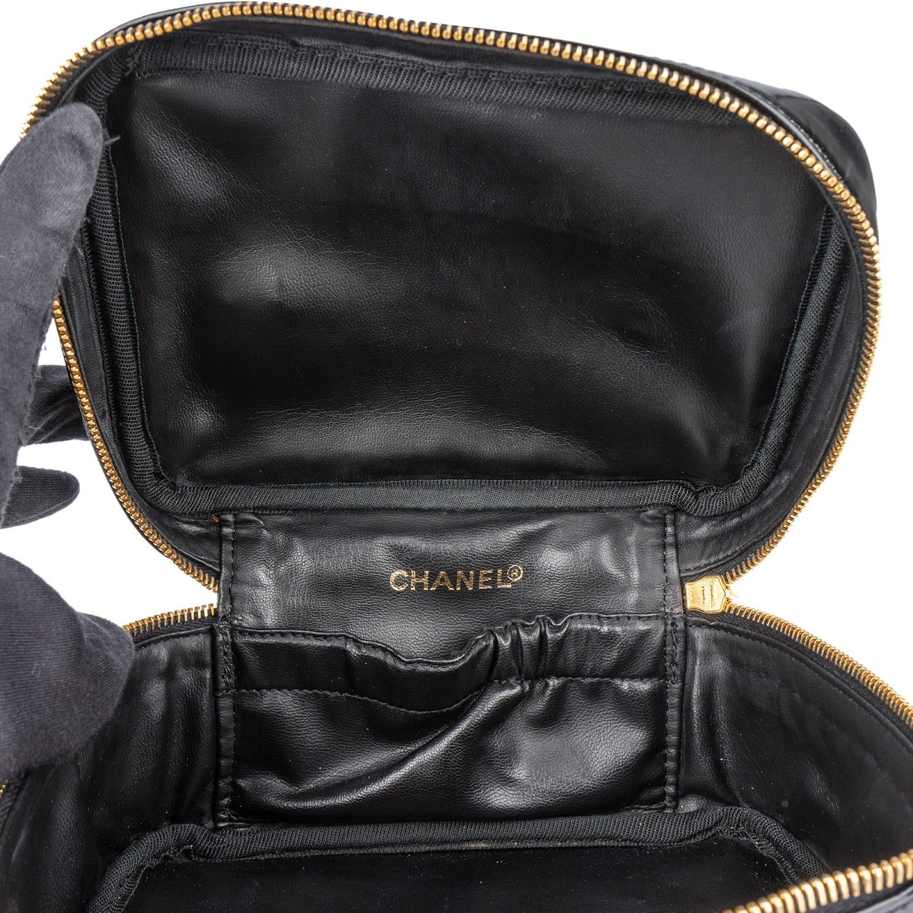 Chanel Chanel Patent Leather CC Vanity Case Handbag Zwart