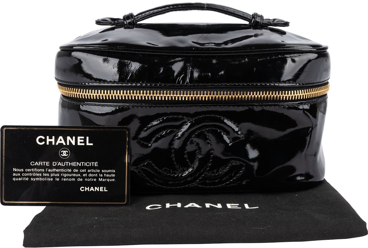 Chanel Chanel Patent Leather CC Vanity Case Handbag Zwart
