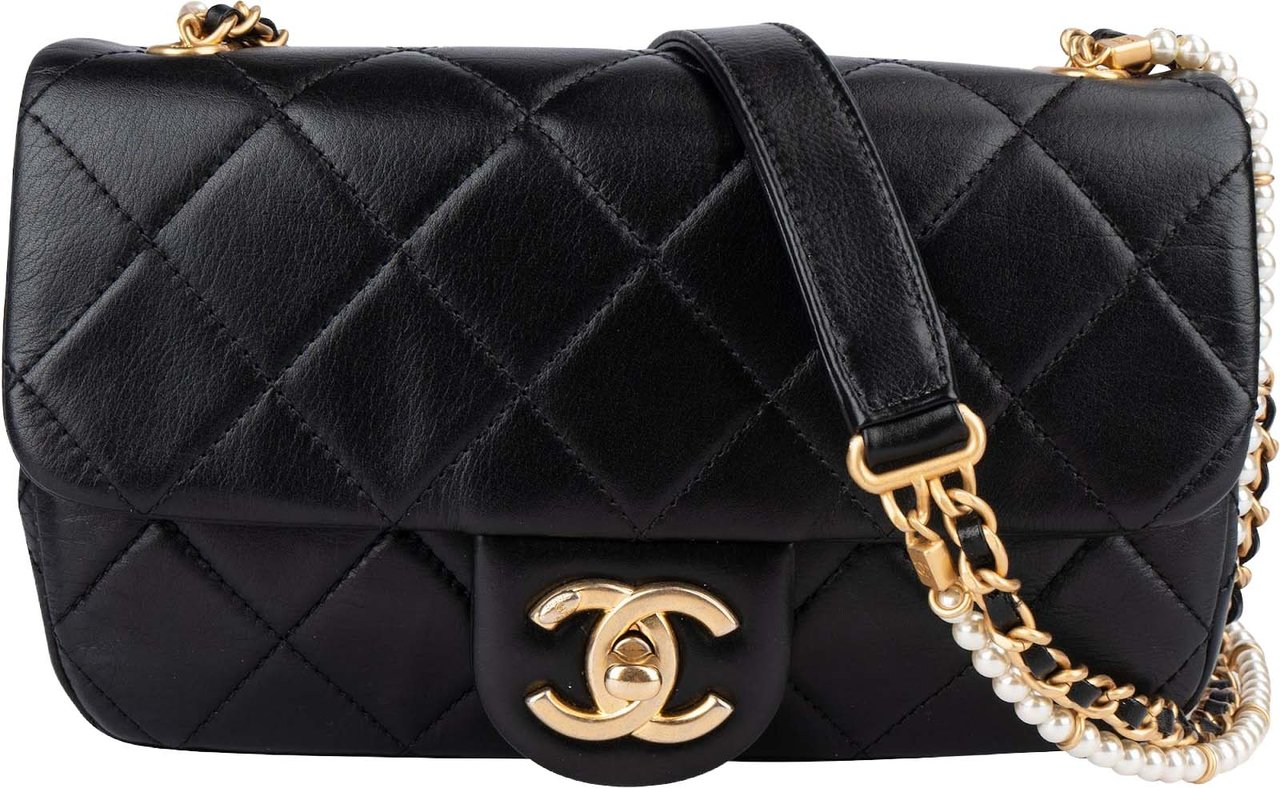 Chanel Quilted Lambskin Pearl Mini Single Flap Crossbody Bag Zwart