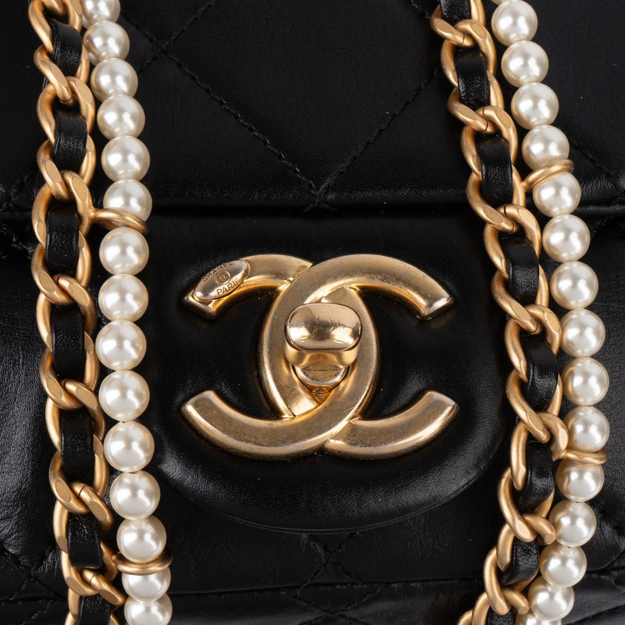 Chanel Quilted Lambskin Pearl Mini Single Flap Crossbody Bag Zwart