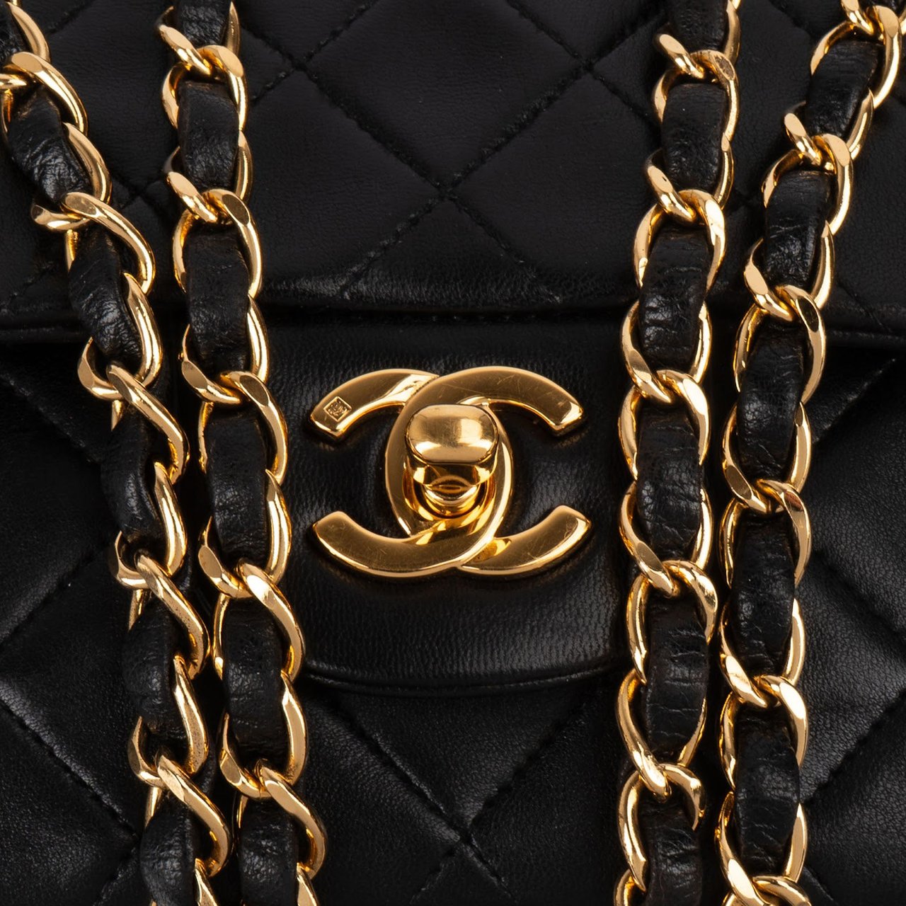Chanel Chanel Quilted Lambskin 24K Gold Small Double Flap Crossbody Bag Zwart