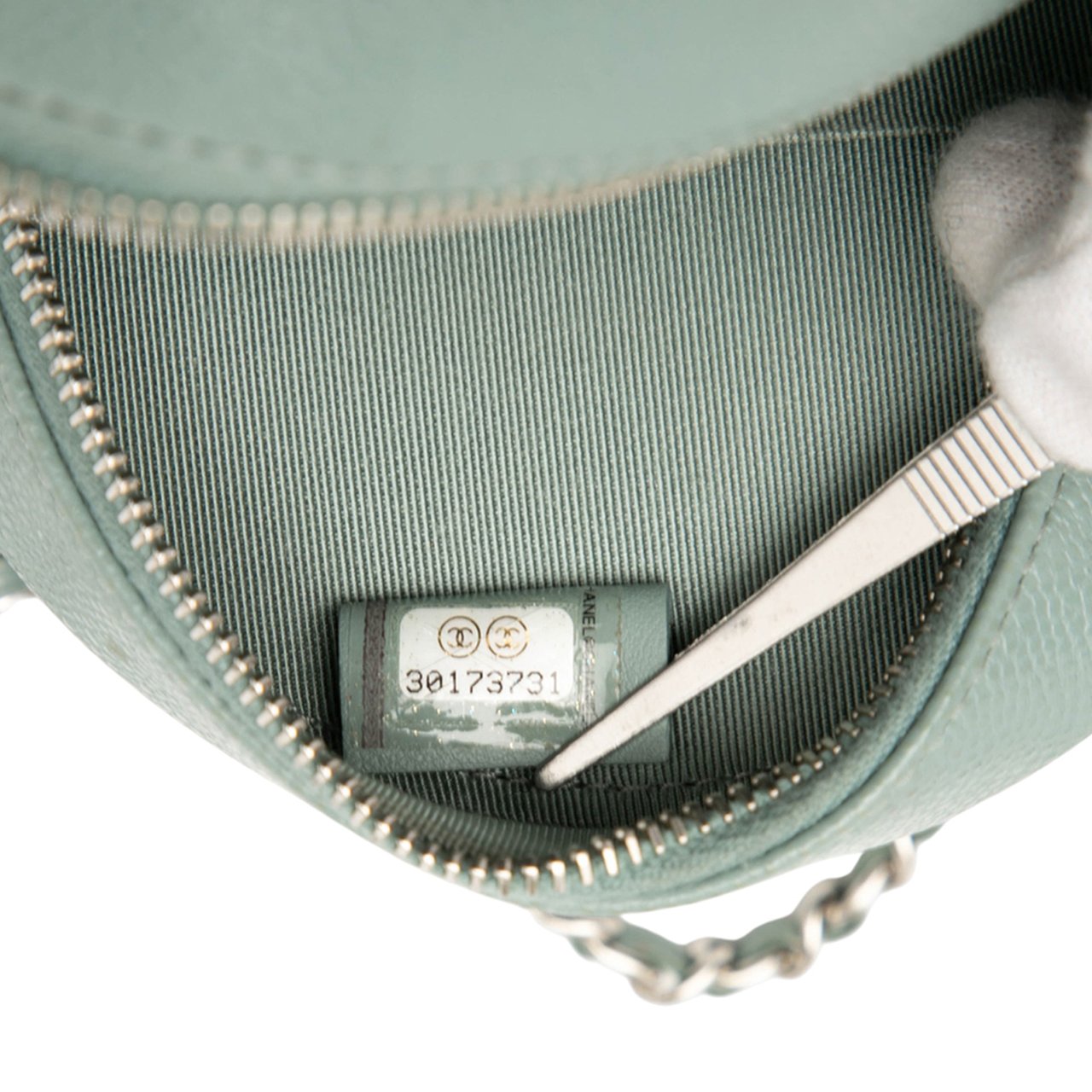 Chanel CC Quilted Caviar Round Clutch With Chain Blauw