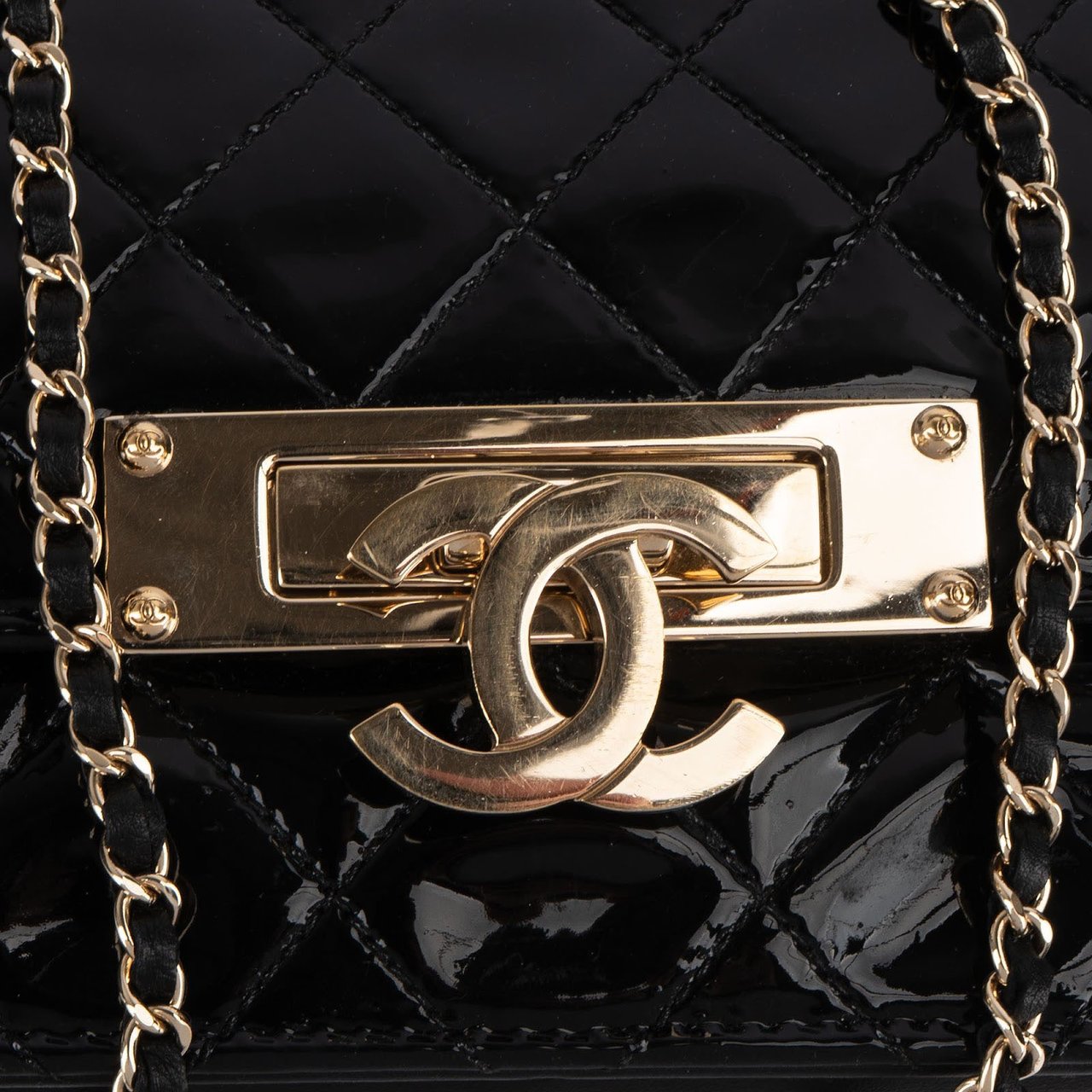 Chanel Chanel Quilted Patent Leather CC Crossbody Bag Zwart