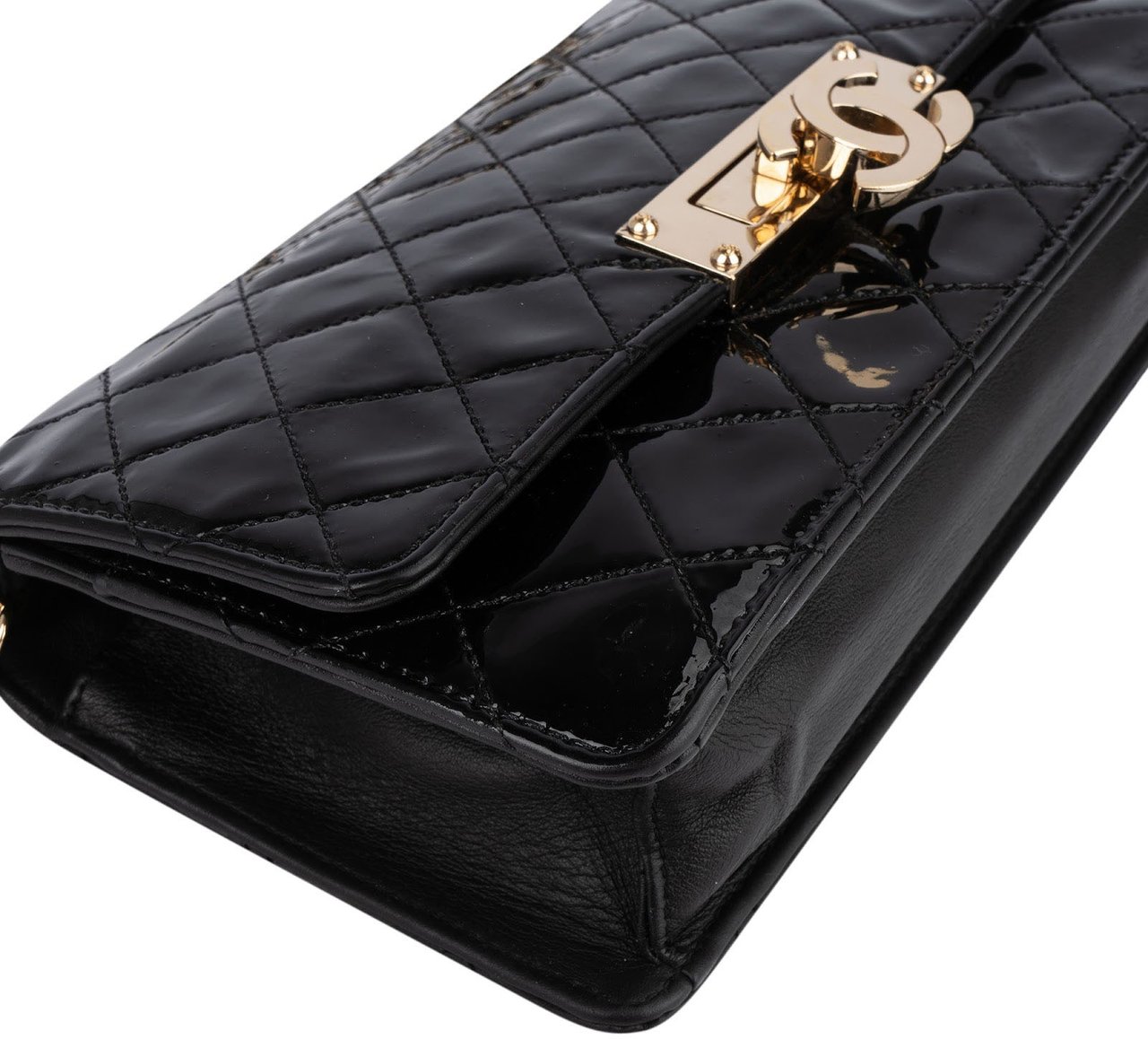Chanel Chanel Quilted Patent Leather CC Crossbody Bag Zwart