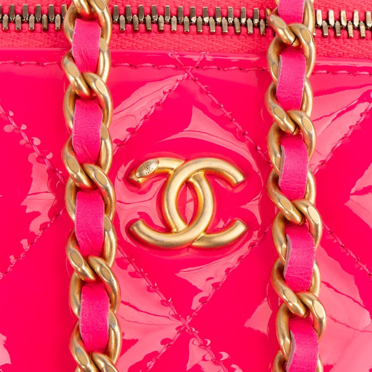 Chanel Chanel Pink Quilted Patent Leather Small Vanity Case Crossbody Bag Rood