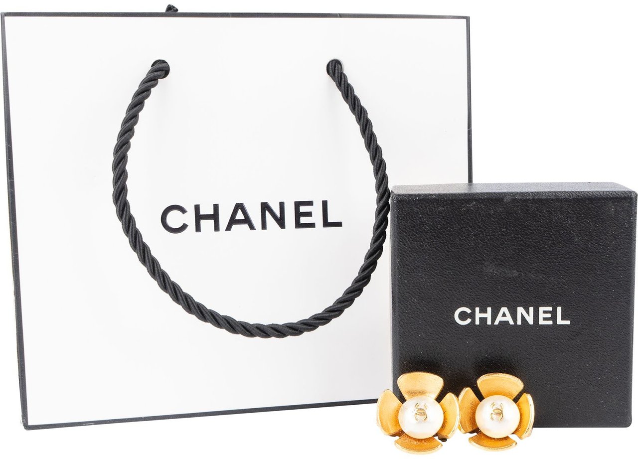 Chanel Chanel Golden Camellia Pearl Clip-On Earrings Goud