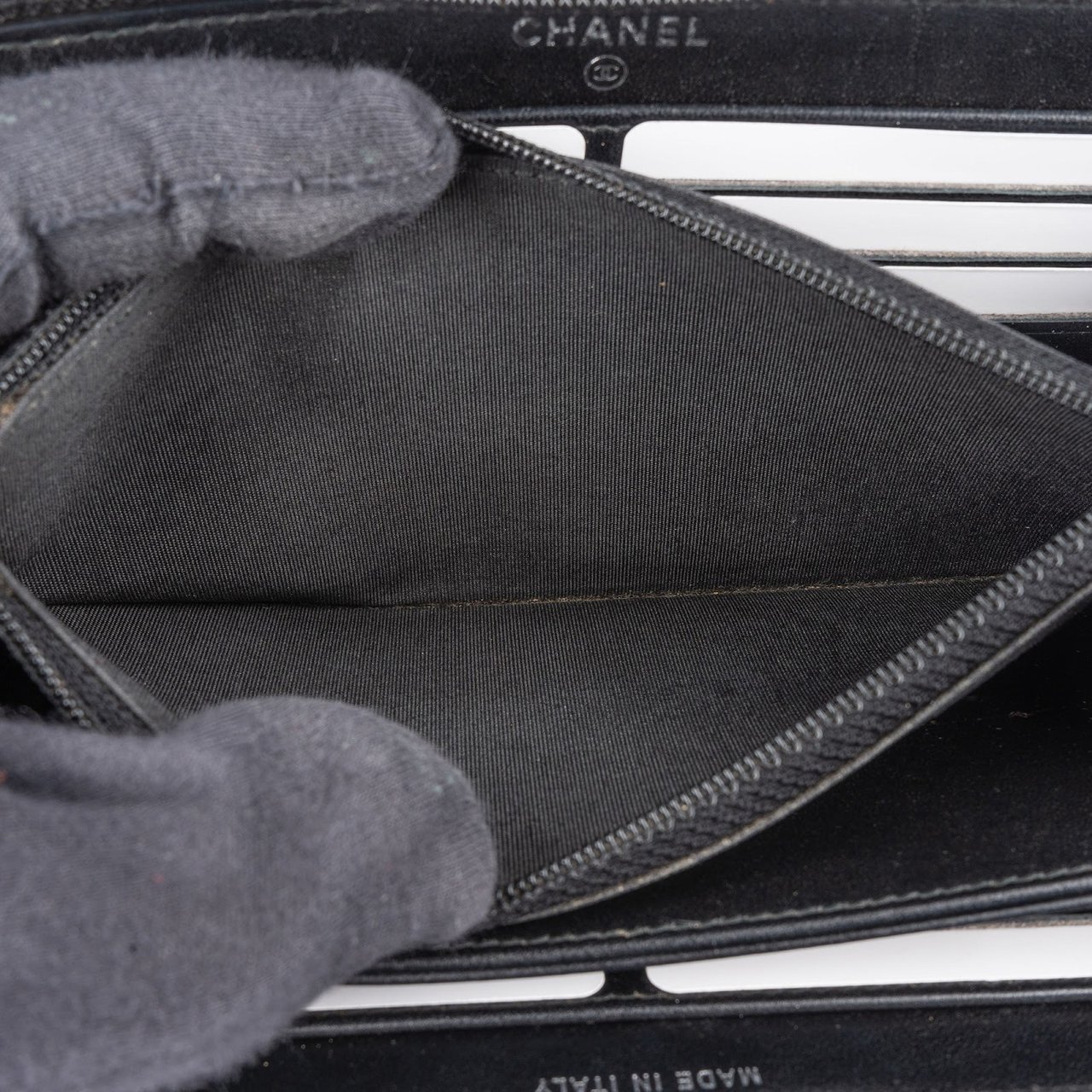 Chanel Caviar Leather Quilted Small Boy Zip Around Wallet Zwart