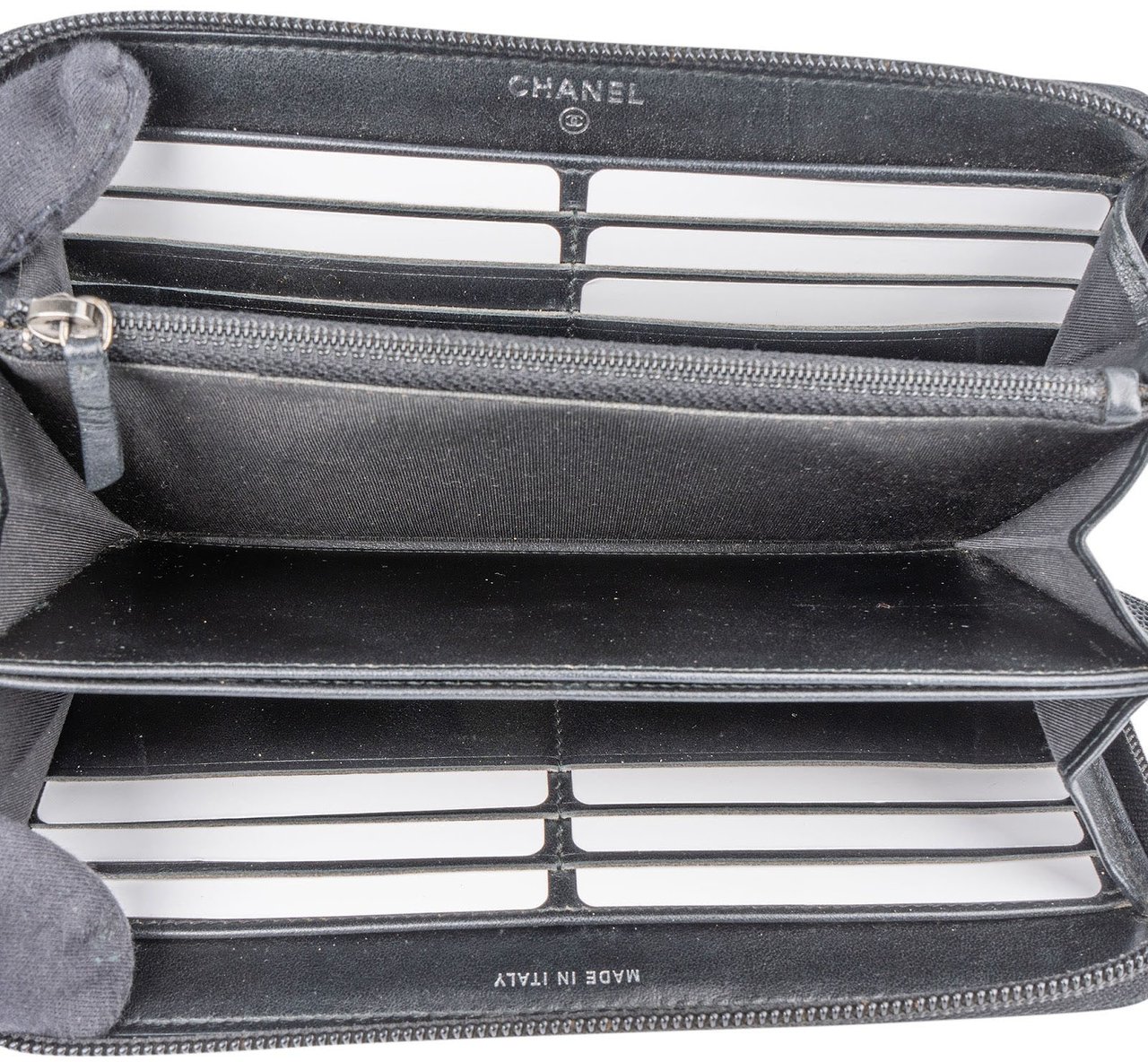 Chanel Chanel Caviar Leather Quilted Small Boy Zip Around Wallet Zwart