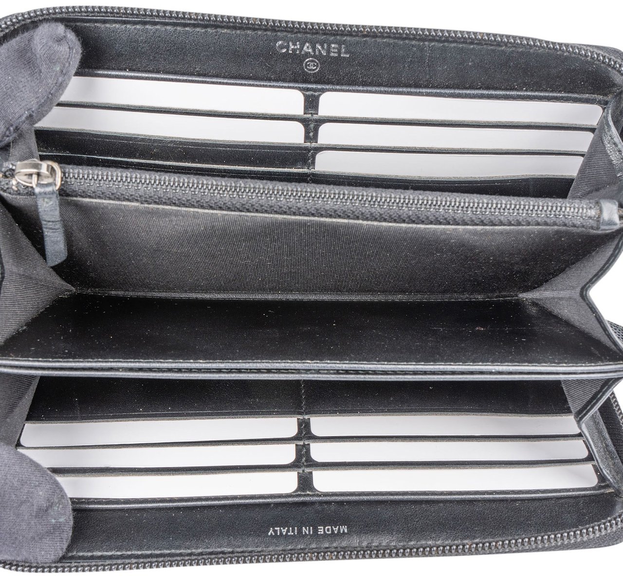 Chanel Caviar Leather Quilted Small Boy Zip Around Wallet Zwart