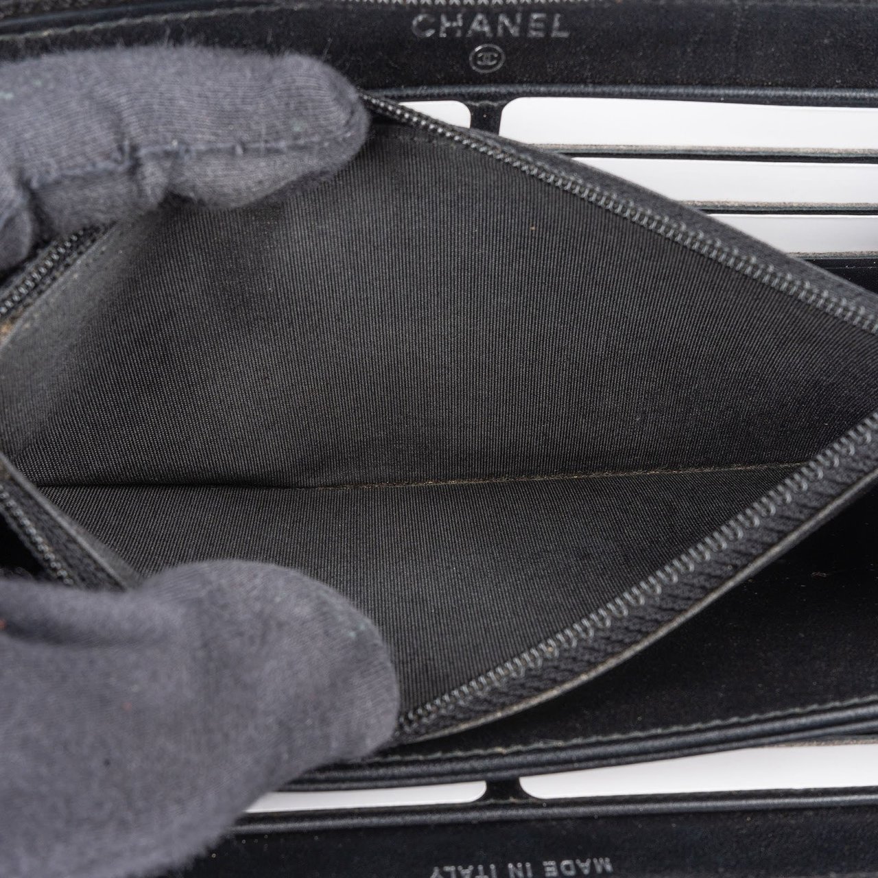Chanel Chanel Caviar Leather Quilted Small Boy Zip Around Wallet Zwart
