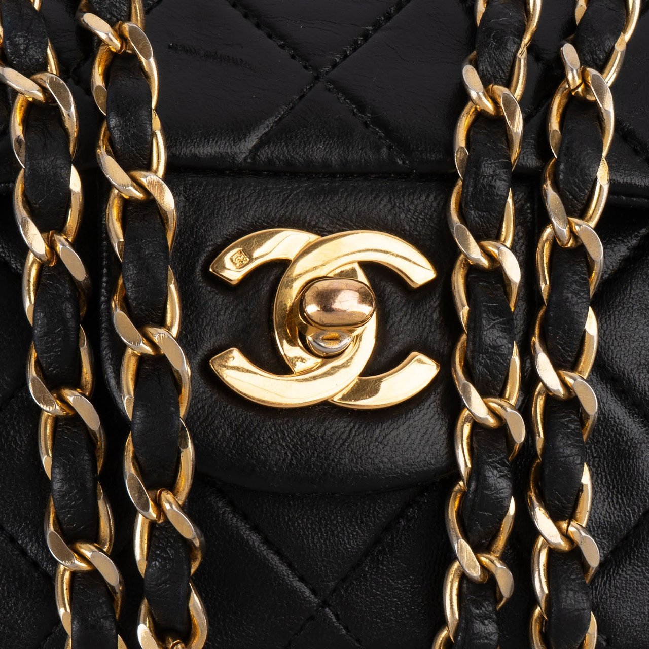 Chanel Chanel Quilted Lambskin 24K Gold Small Double Flap Crossbody Bag Zwart
