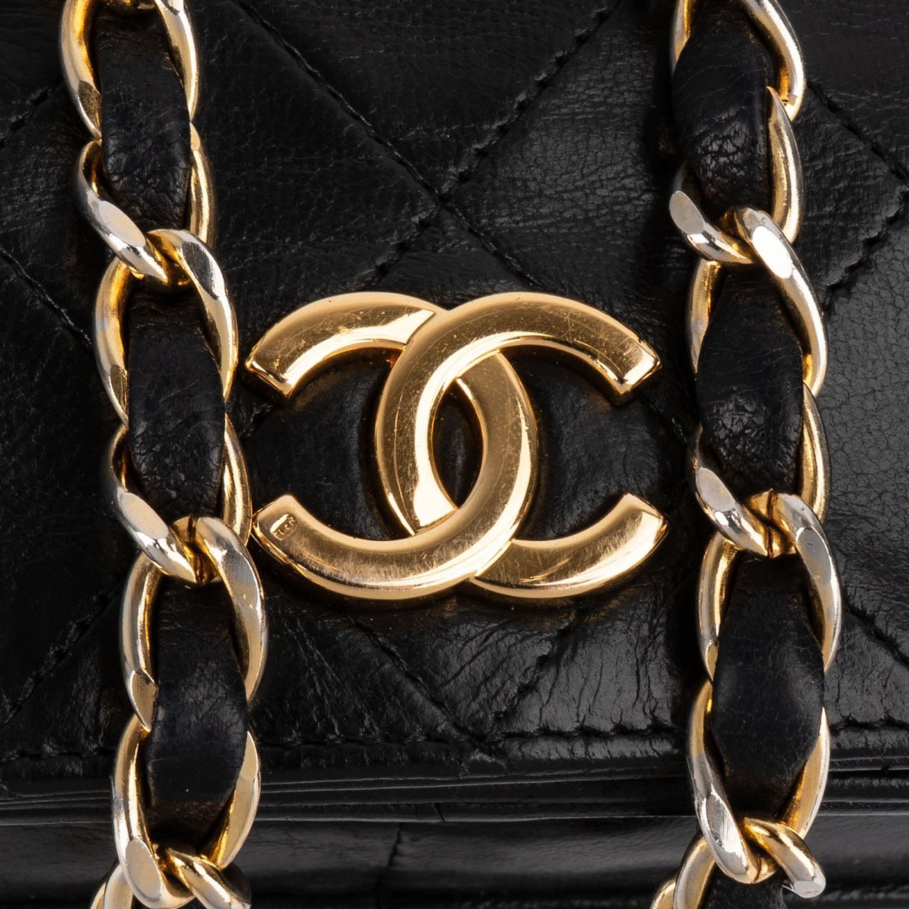Chanel Chanel Quilted Lambskin 24K Gold Single Flap Crossbody Bag Zwart