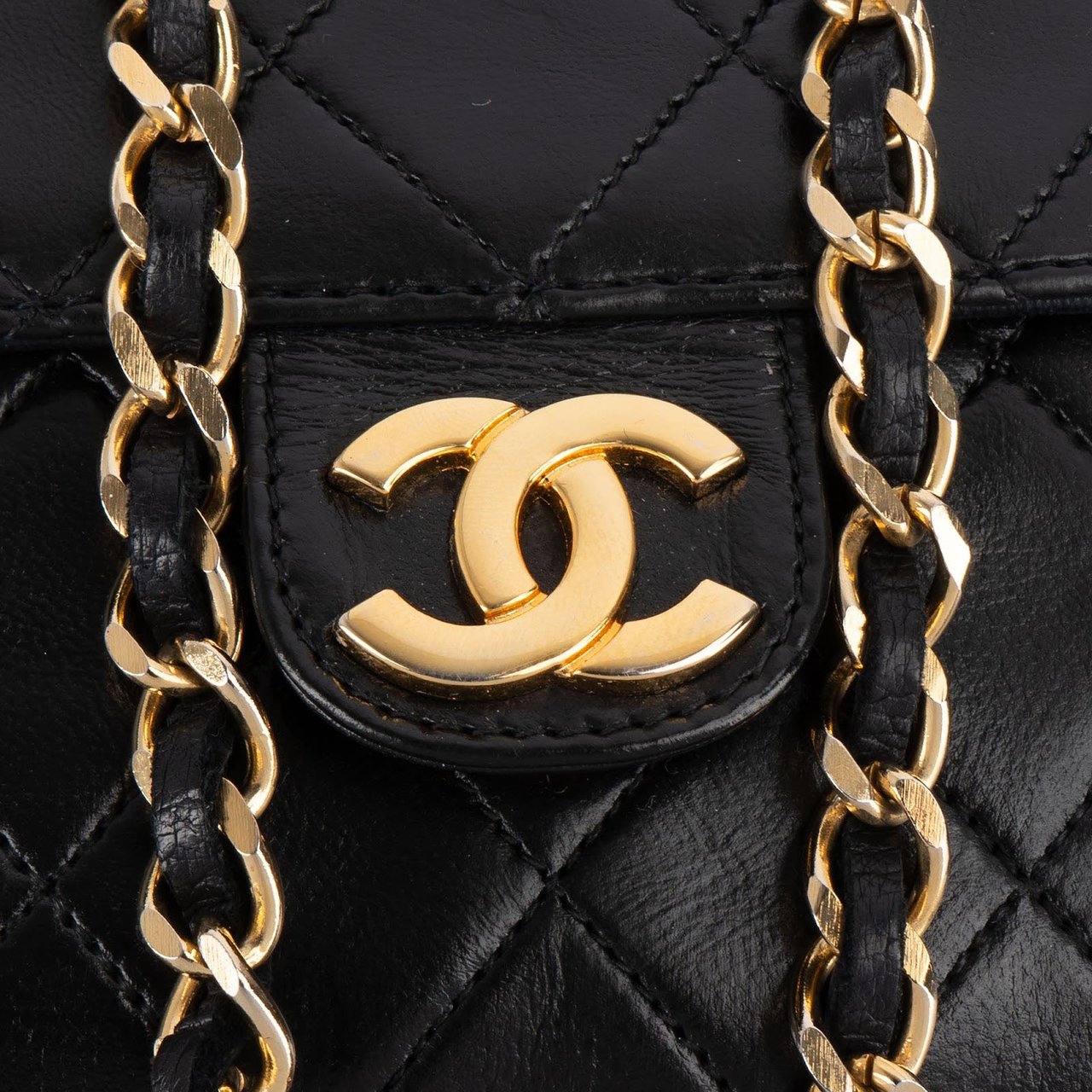 Chanel Chanel Quilted Lambskin CC Single Flap Shoulder Bag Zwart