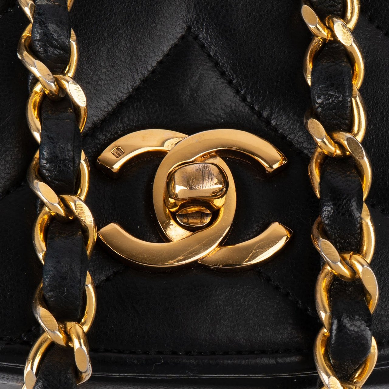 Chanel Chanel Chevron Lambskin Half Moon Single Flap Crossbody Bag Zwart