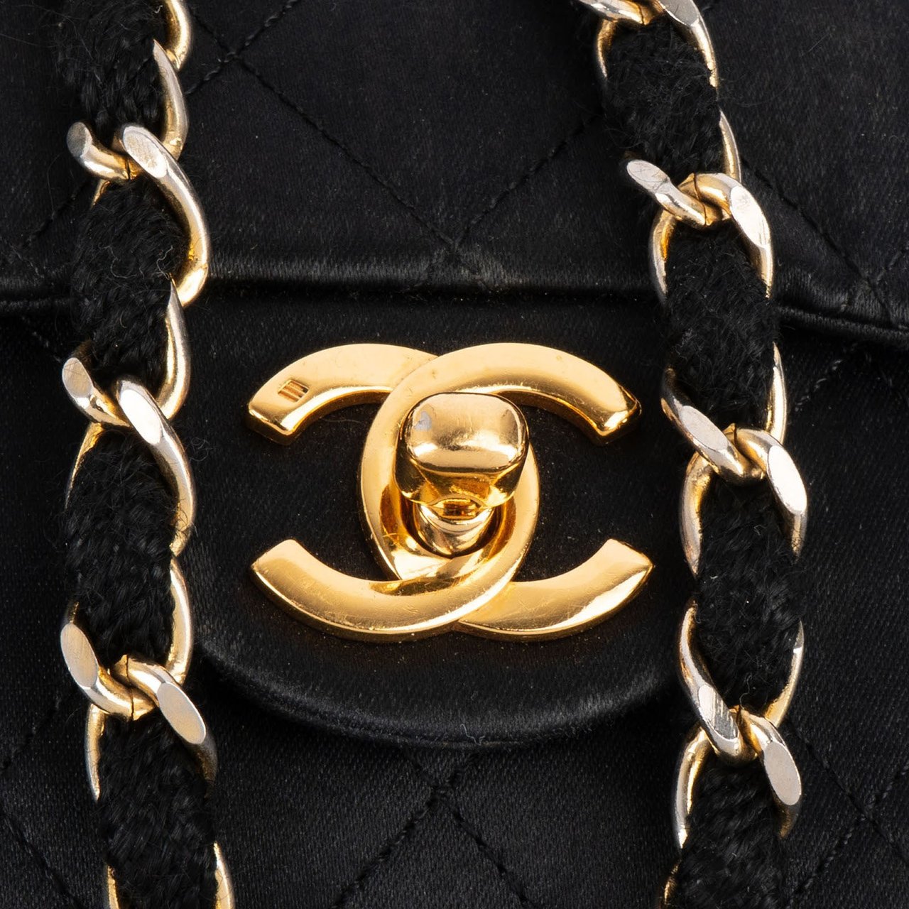 Chanel Chanel Quilted Satin Single Flap Crossbody Bag Zwart