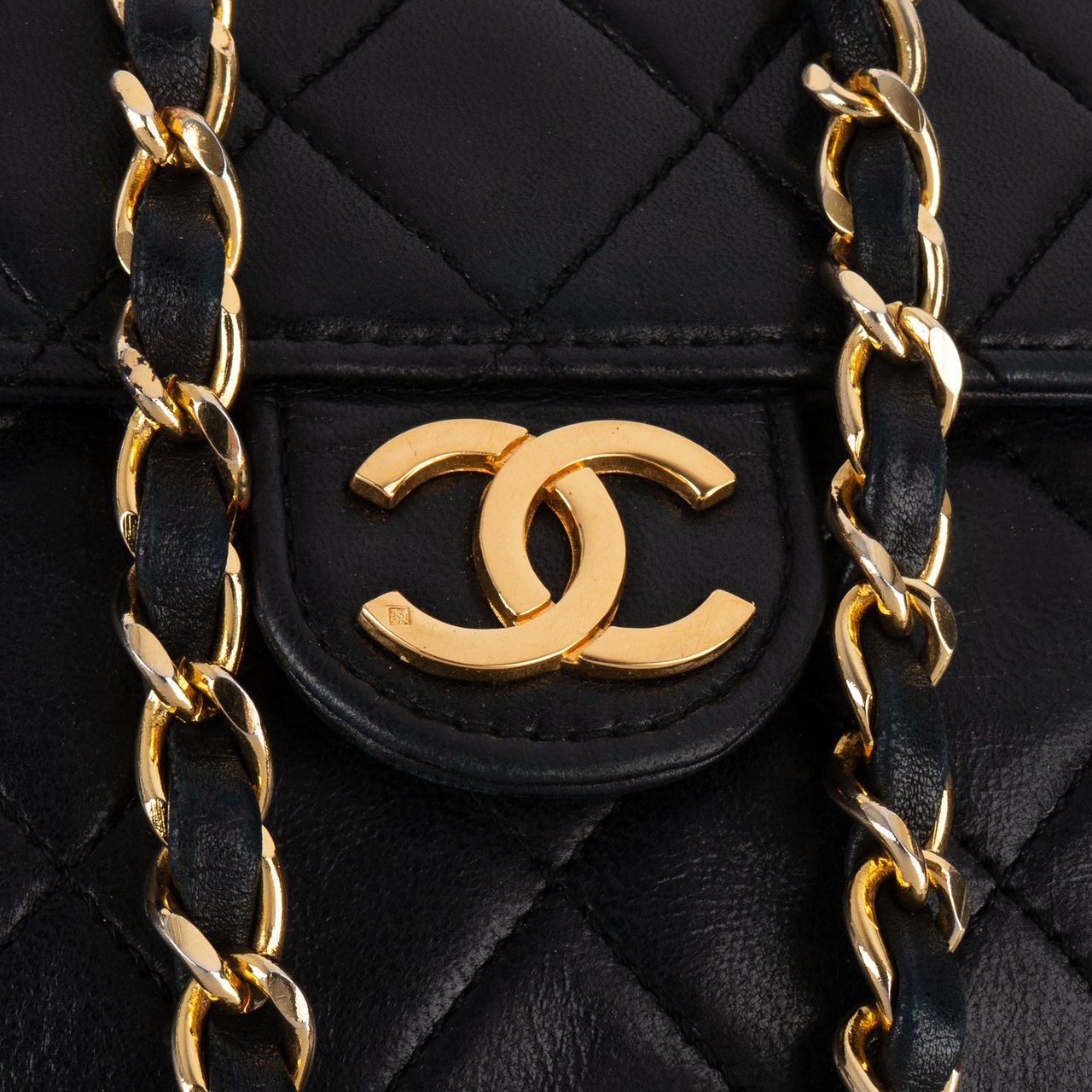 Chanel Chanel Quilted Lambskin 24K Gold Single Flap Shoulder Bag Zwart