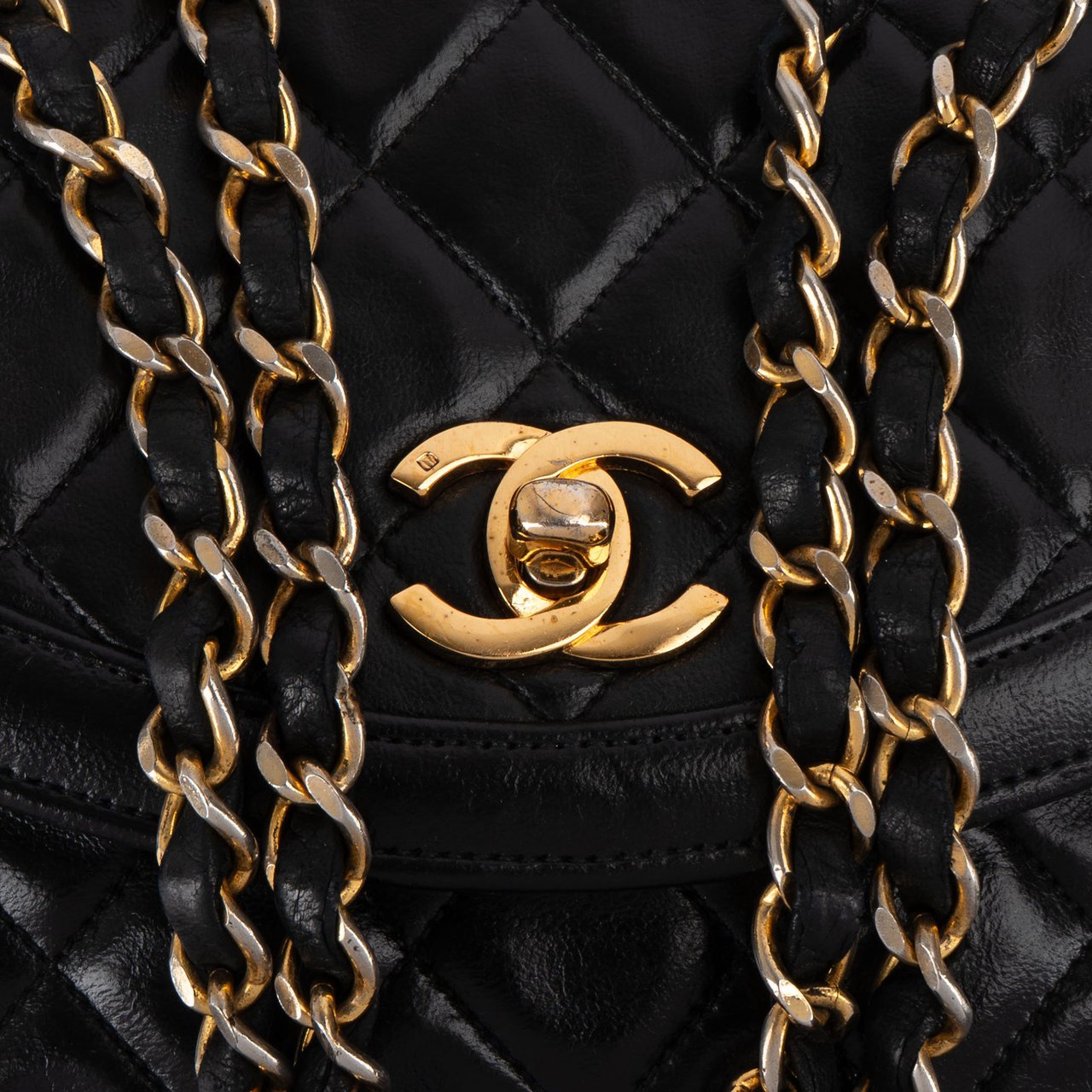 Chanel Chanel Quilted Lambskin 24K Gold Single Flap Shoulder Bag Zwart