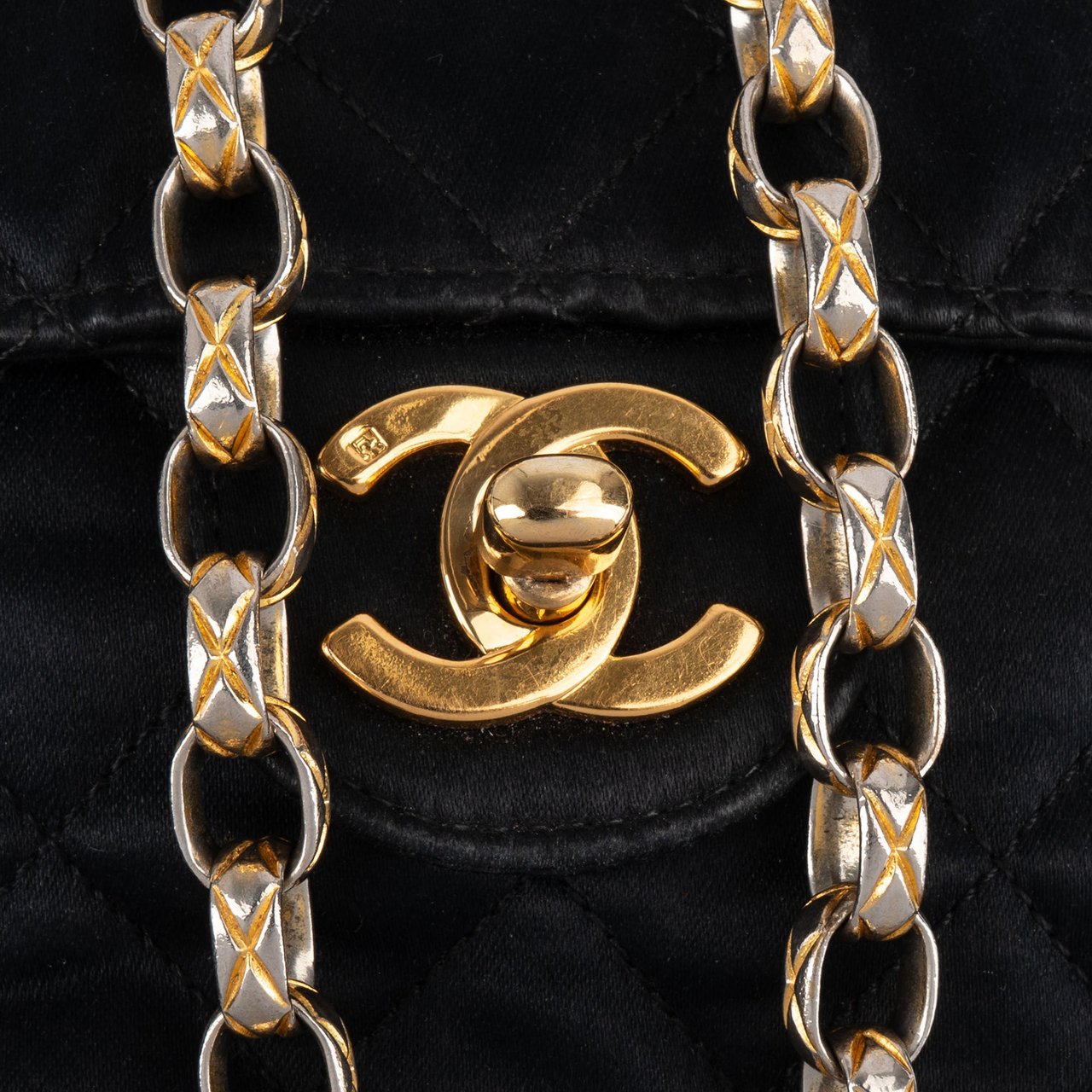 Chanel Chanel Quilted Satin Single Flap Crossbody Bag Zwart