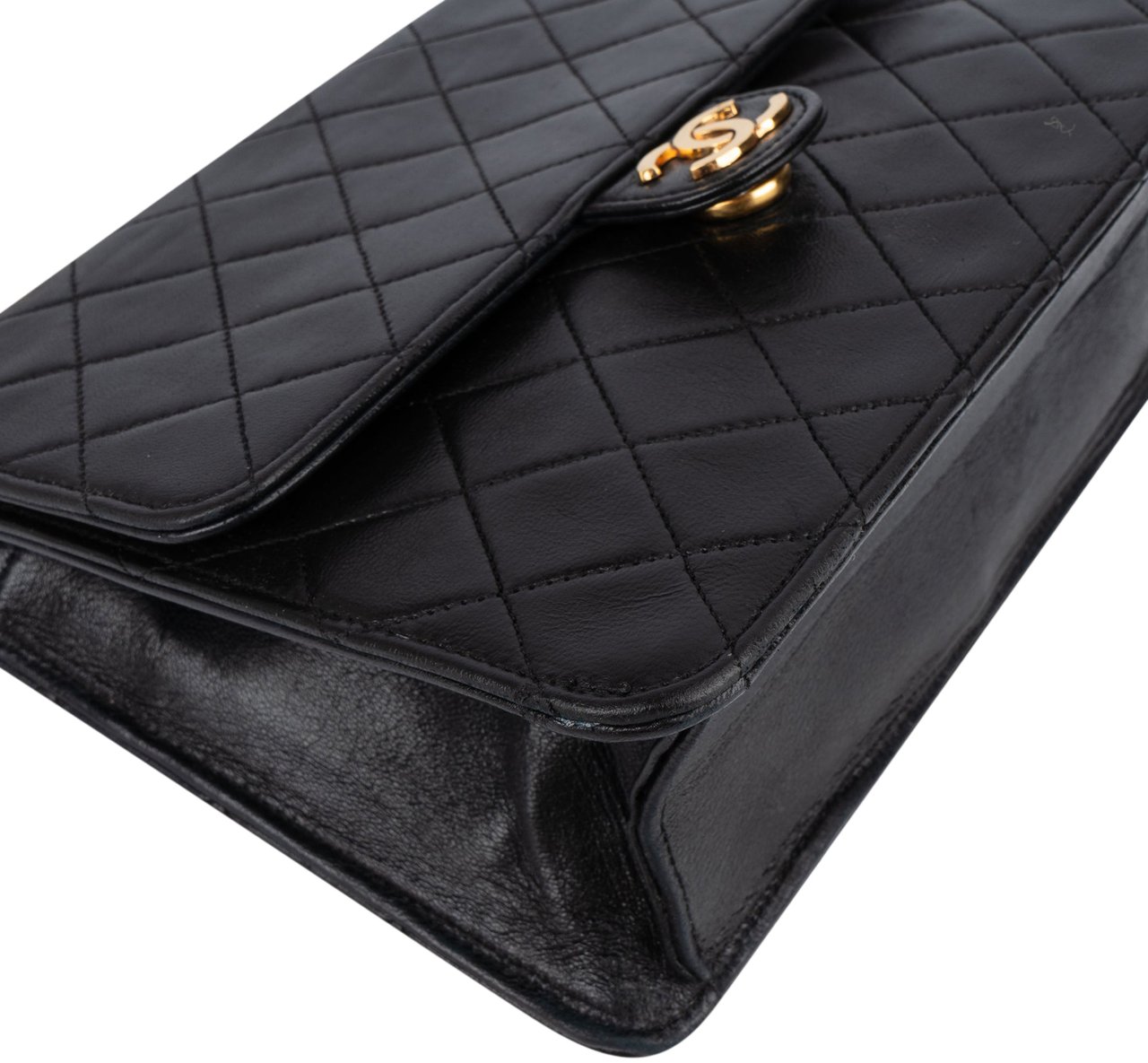 Chanel Chanel Quilted Lambskin 24K Gold Single Flap Crossbody Bag Zwart